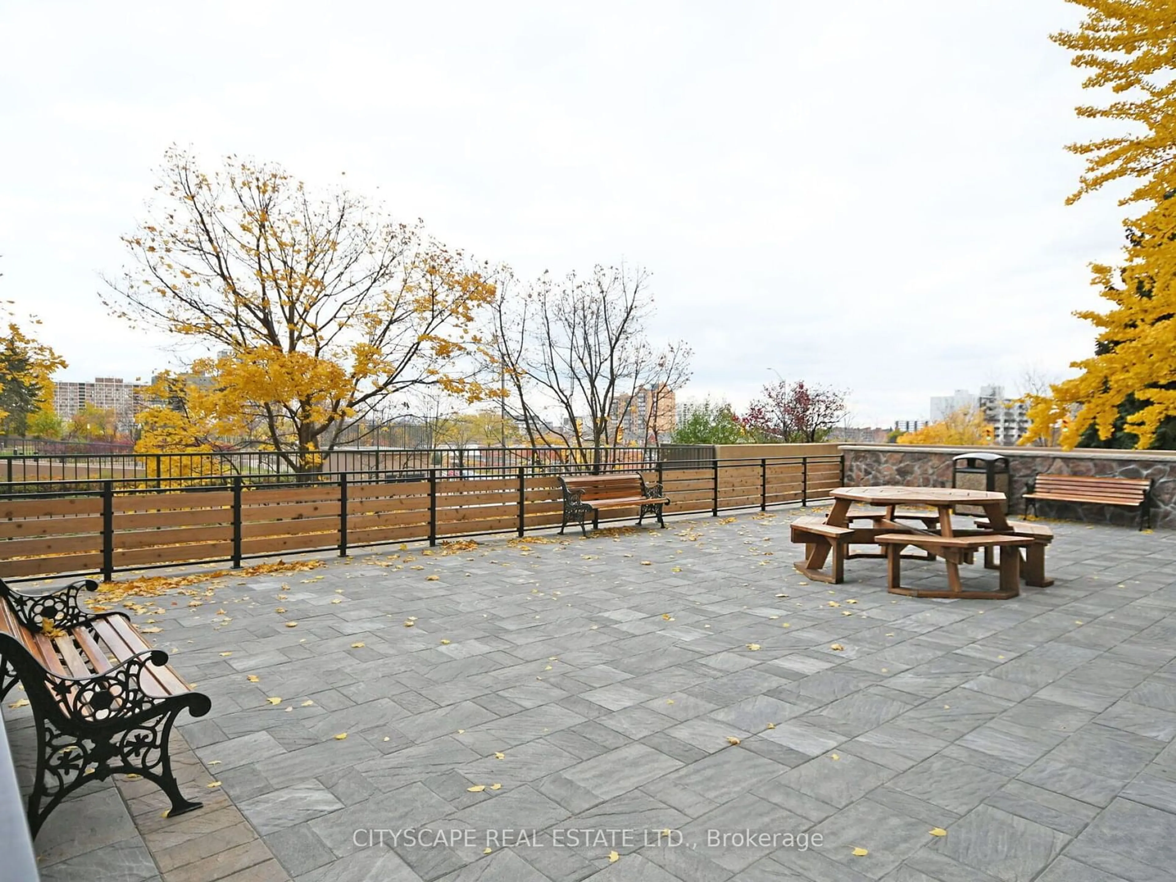 Patio, street for 145 Hillcrest Ave #1205, Mississauga Ontario L5B 3Z1