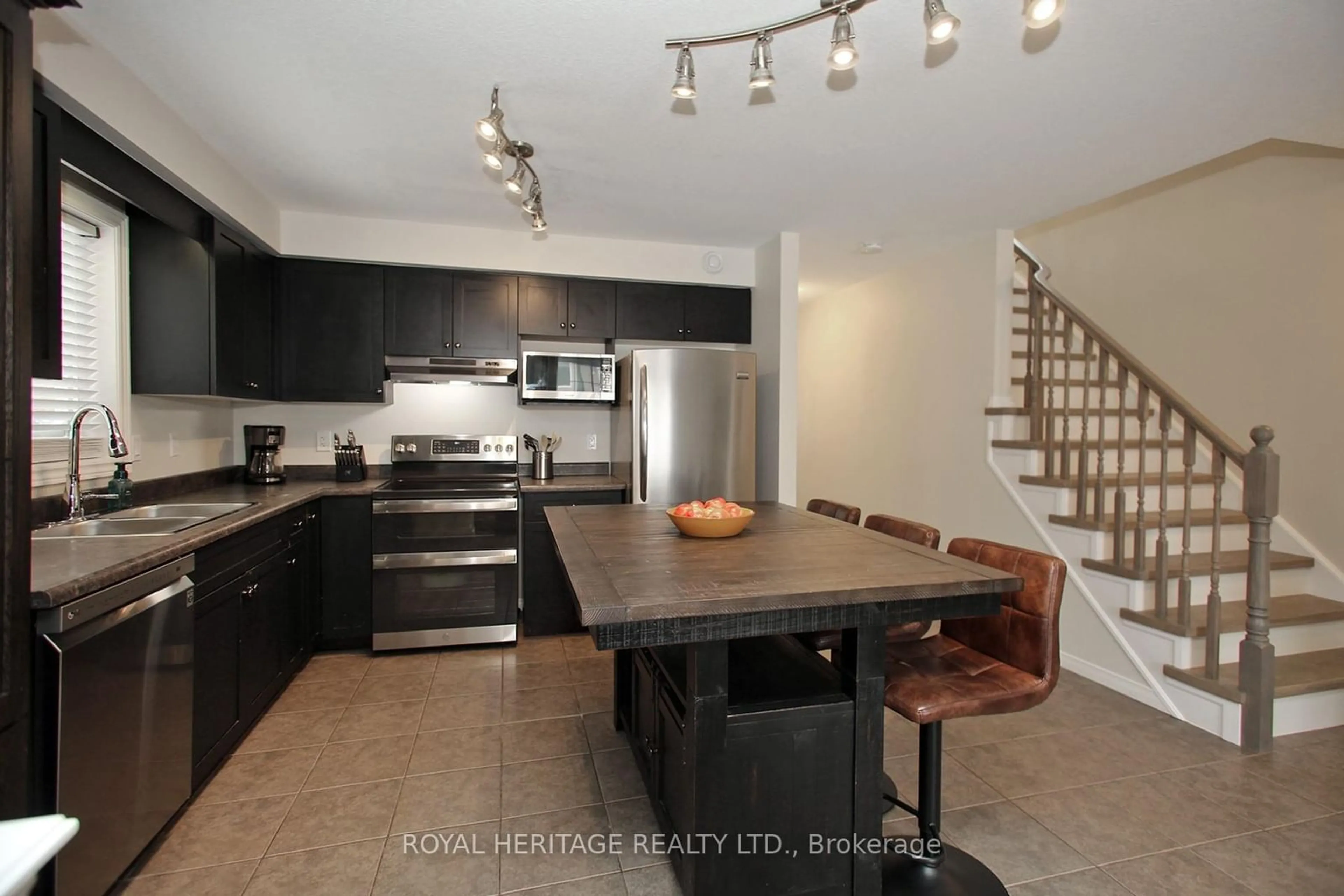 Open concept kitchen, ceramic/tile floor for 119 Joshua Rd, Orangeville Ontario L9W 4W2