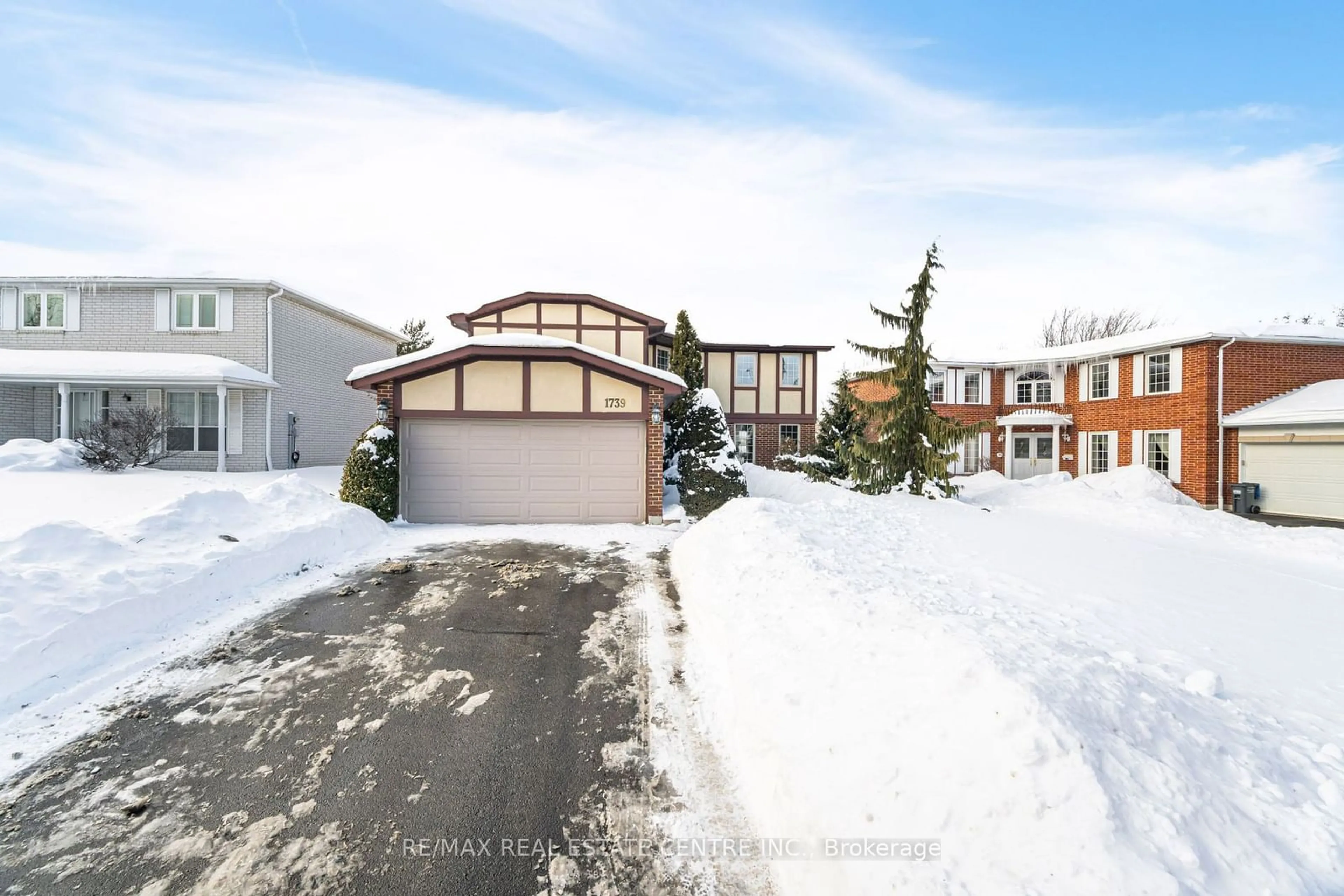 A pic from outside/outdoor area/front of a property/back of a property/a pic from drone, street for 1739 Maple Ridge Dr, Mississauga Ontario L4W 2B5