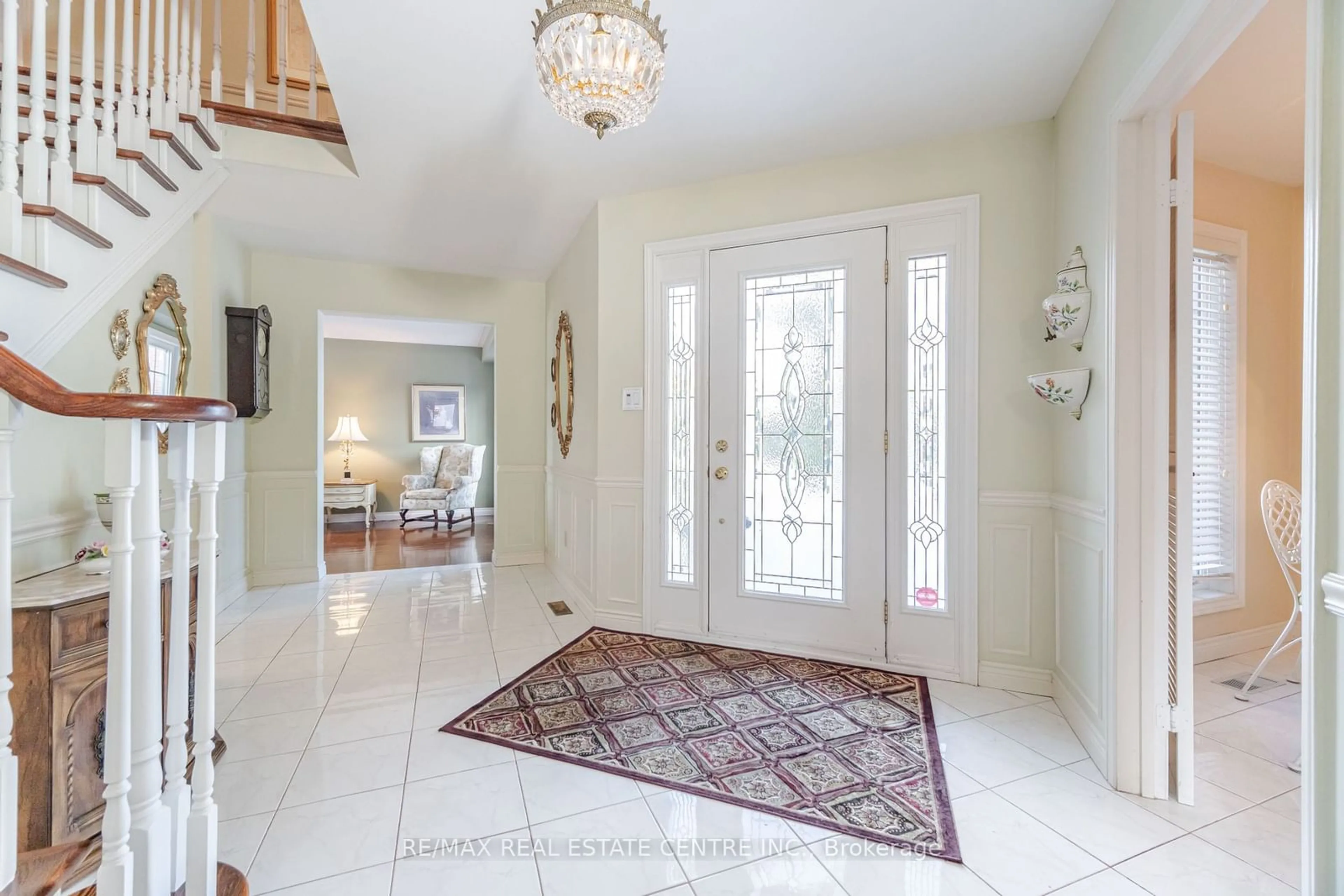 Indoor entryway for 1739 Maple Ridge Dr, Mississauga Ontario L4W 2B5