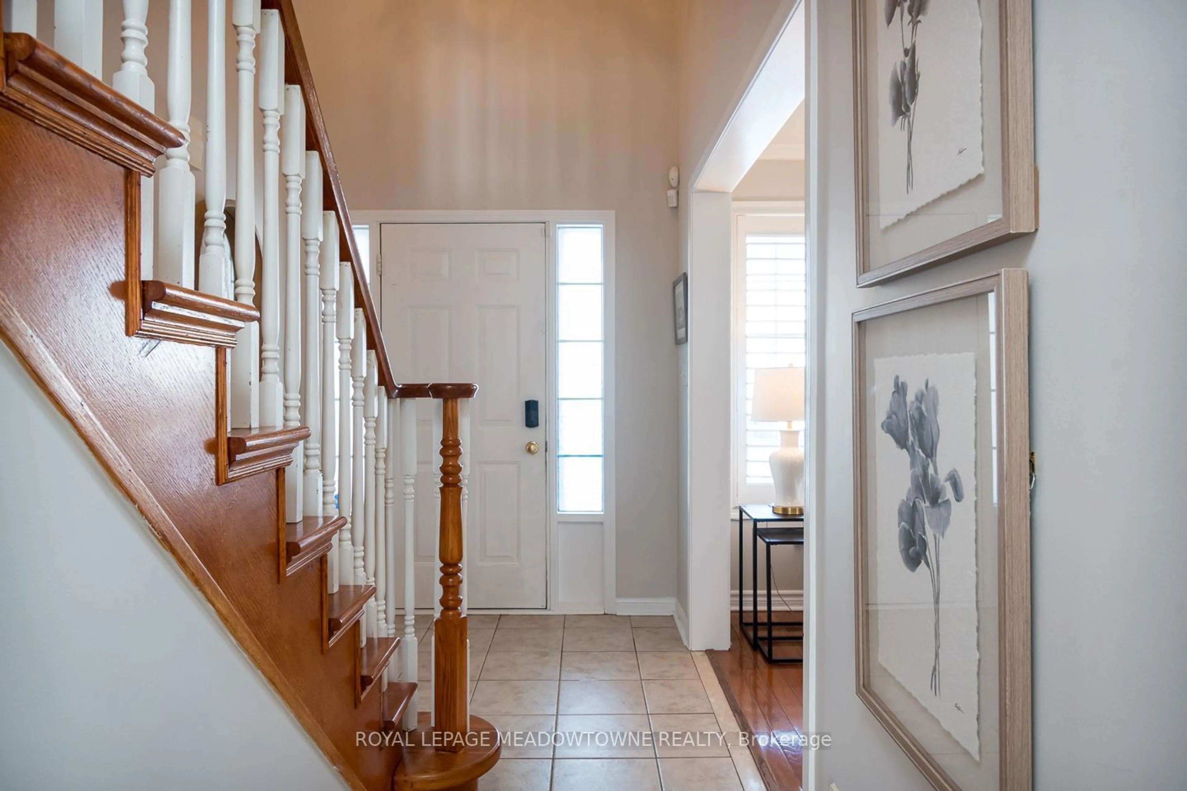 Indoor entryway for 488 Trudeau Dr, Milton Ontario L9T 5K1