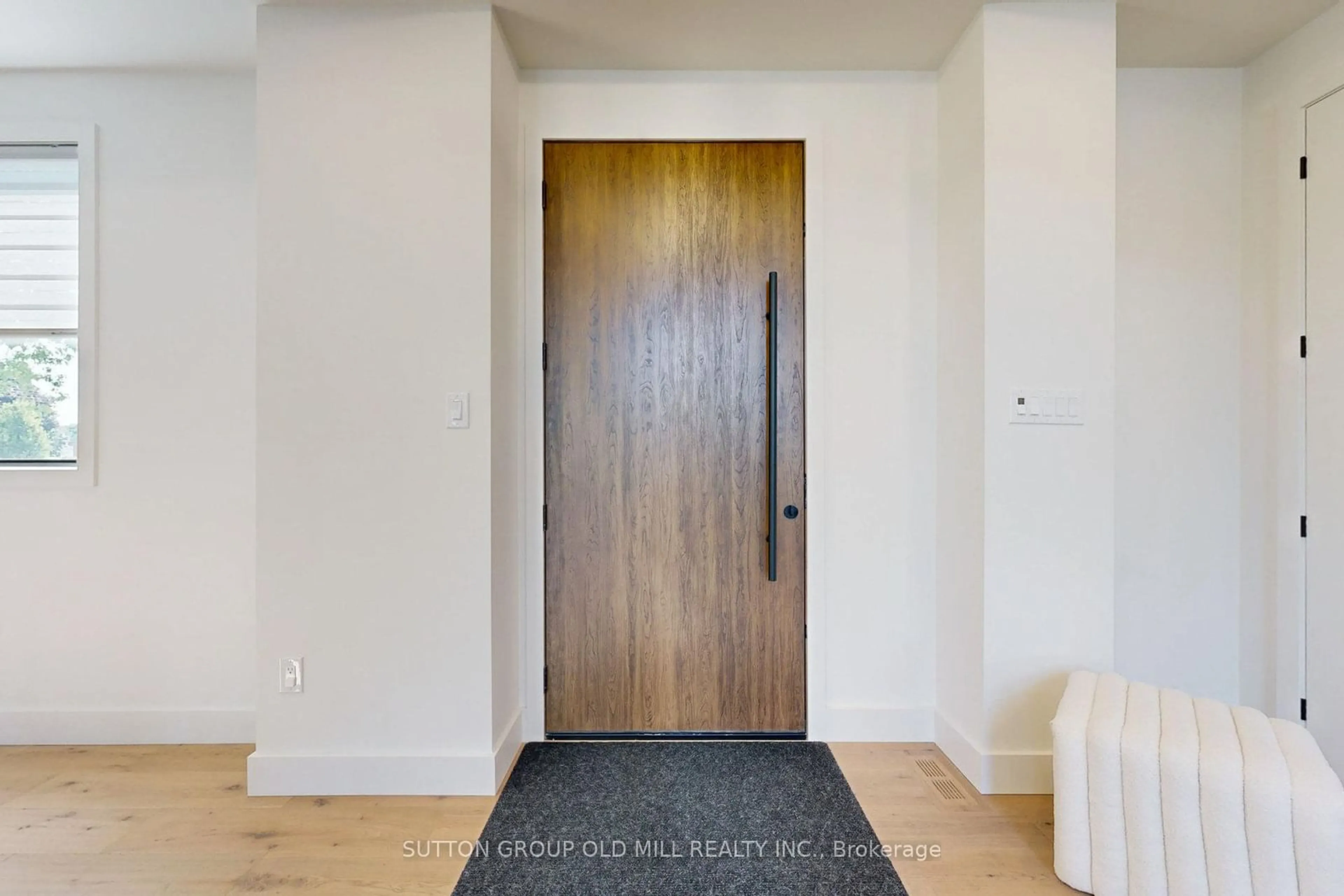 Indoor entryway for 117 Martha St, Caledon Ontario L7E 4X5