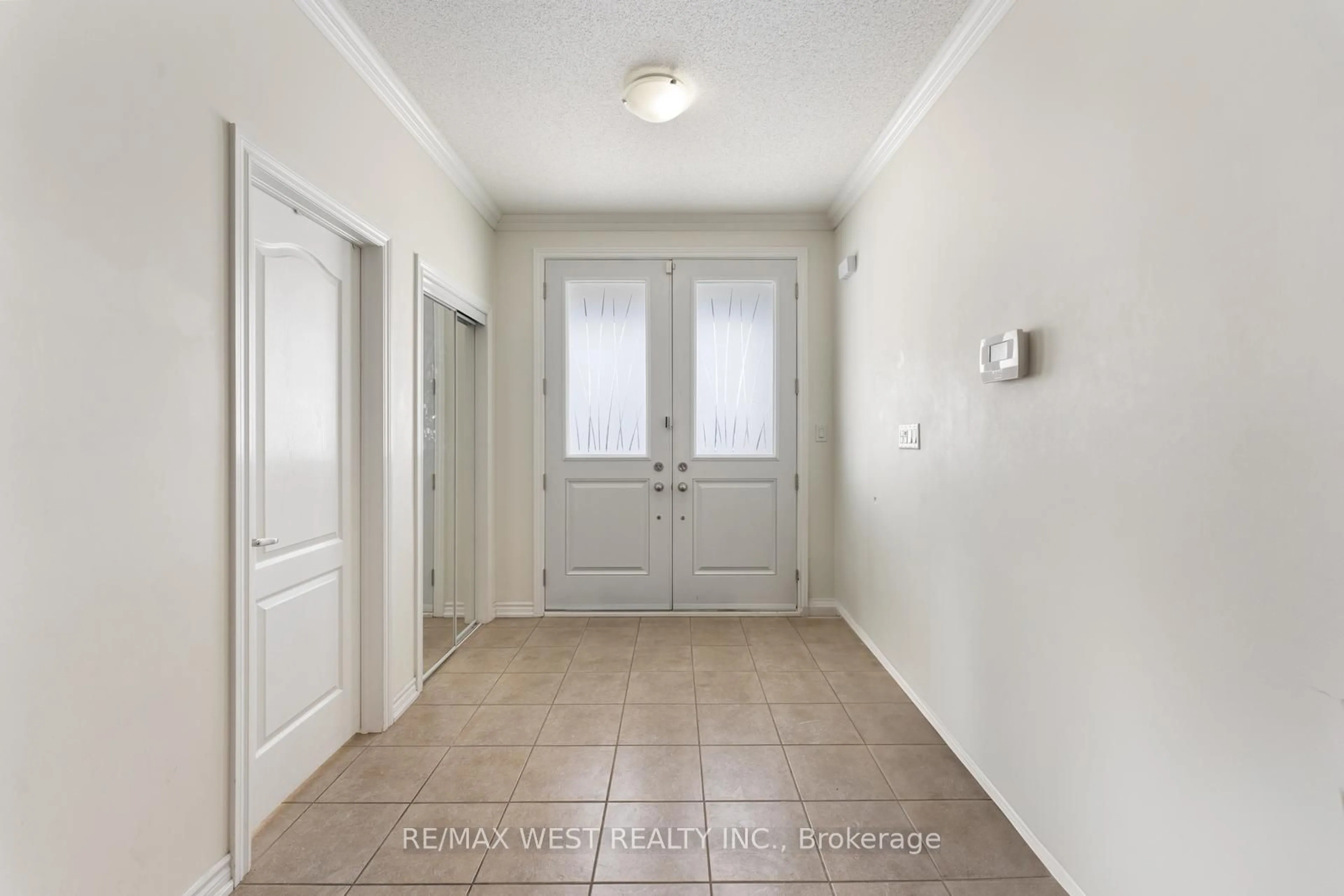 Indoor entryway for 33 Lone Rock Circ, Brampton Ontario L6P 3T4