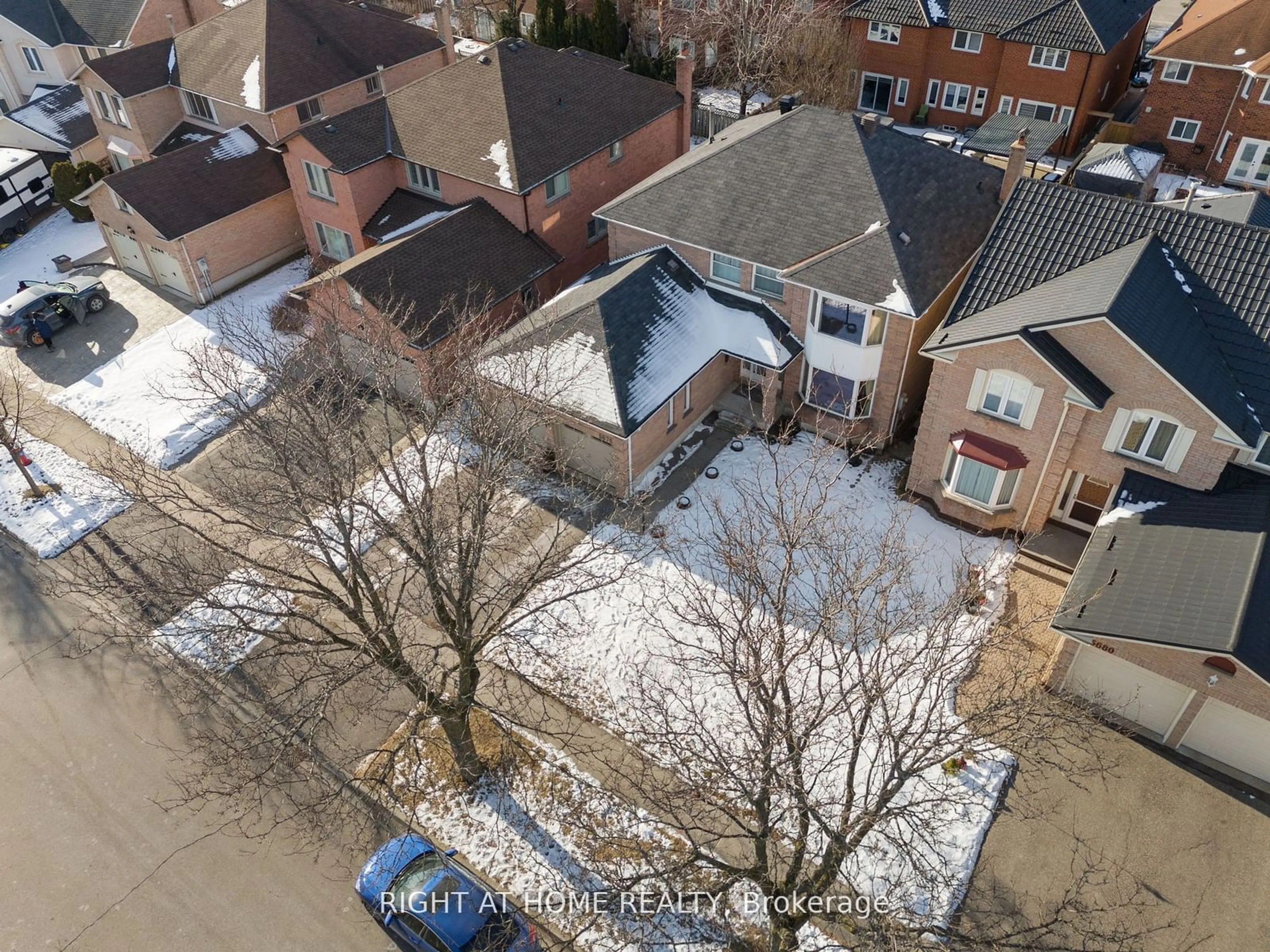 A pic from outside/outdoor area/front of a property/back of a property/a pic from drone, street for 5676 Brightpool Cres, Mississauga Ontario L5M 3W3