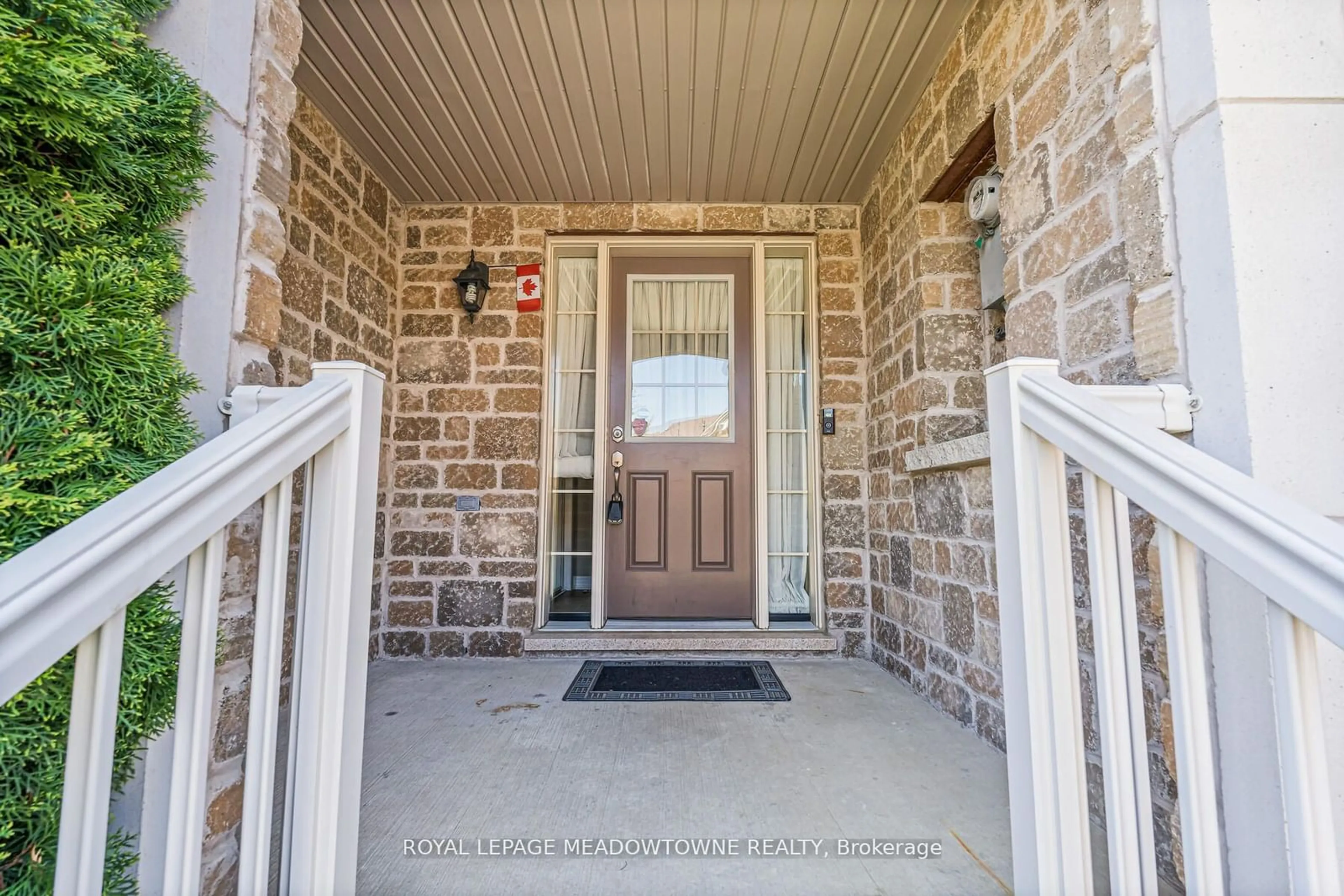 Indoor entryway for 102 Cedarbrook Rd, Brampton Ontario L6R 0W4