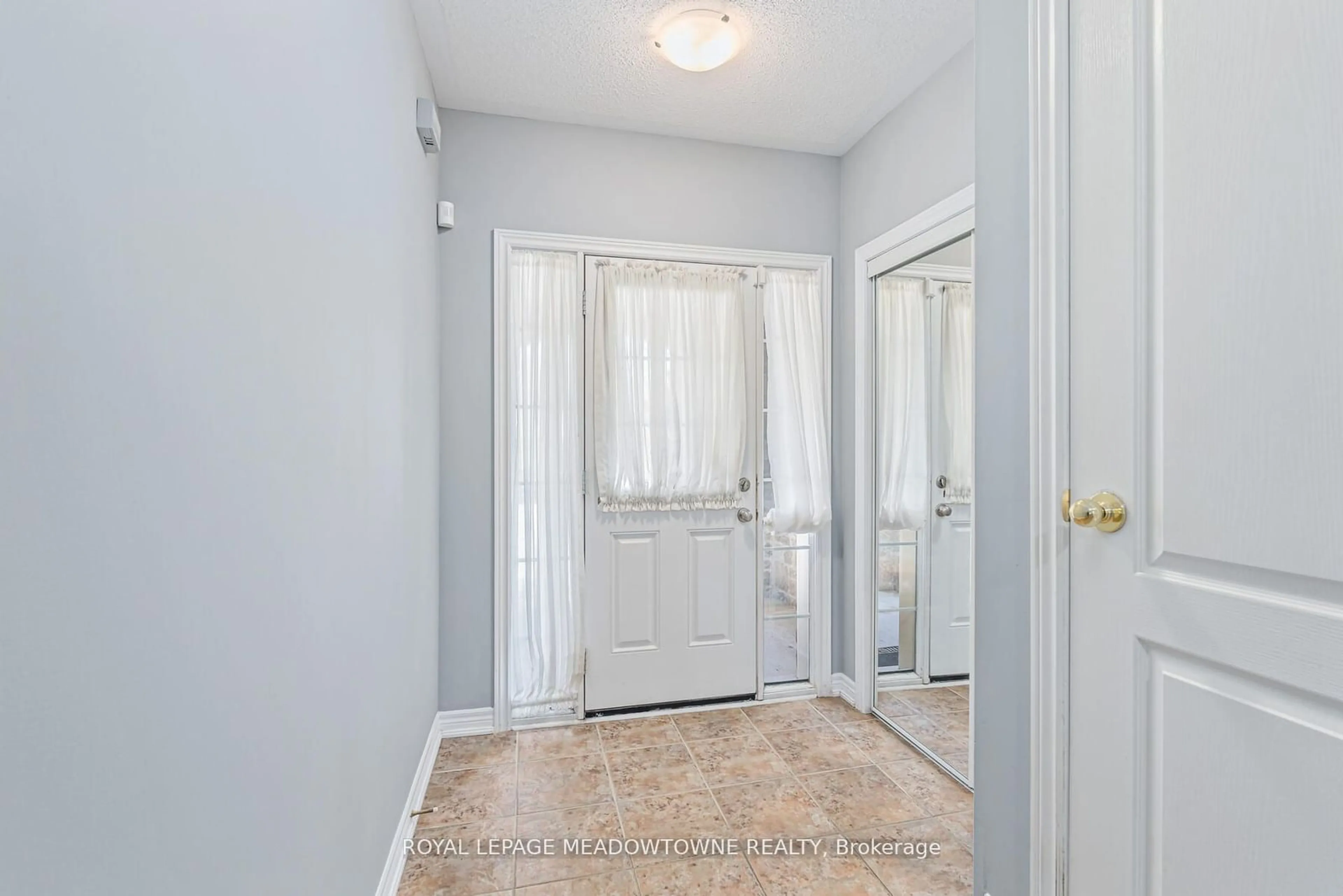 Indoor entryway for 102 Cedarbrook Rd, Brampton Ontario L6R 0W4