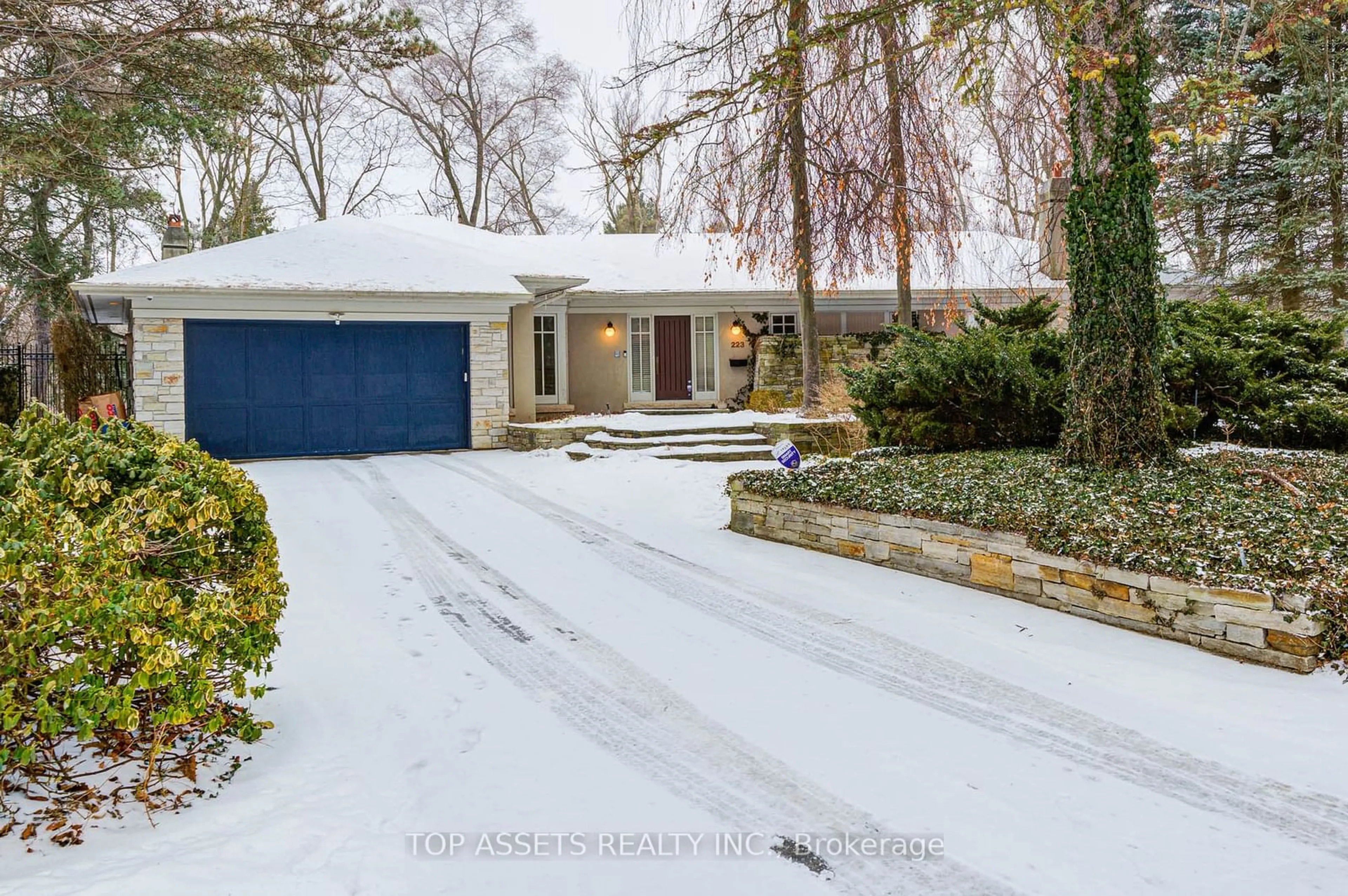 A pic from outside/outdoor area/front of a property/back of a property/a pic from drone, street for 223 Trelawn Ave, Oakville Ontario L6J 4R3