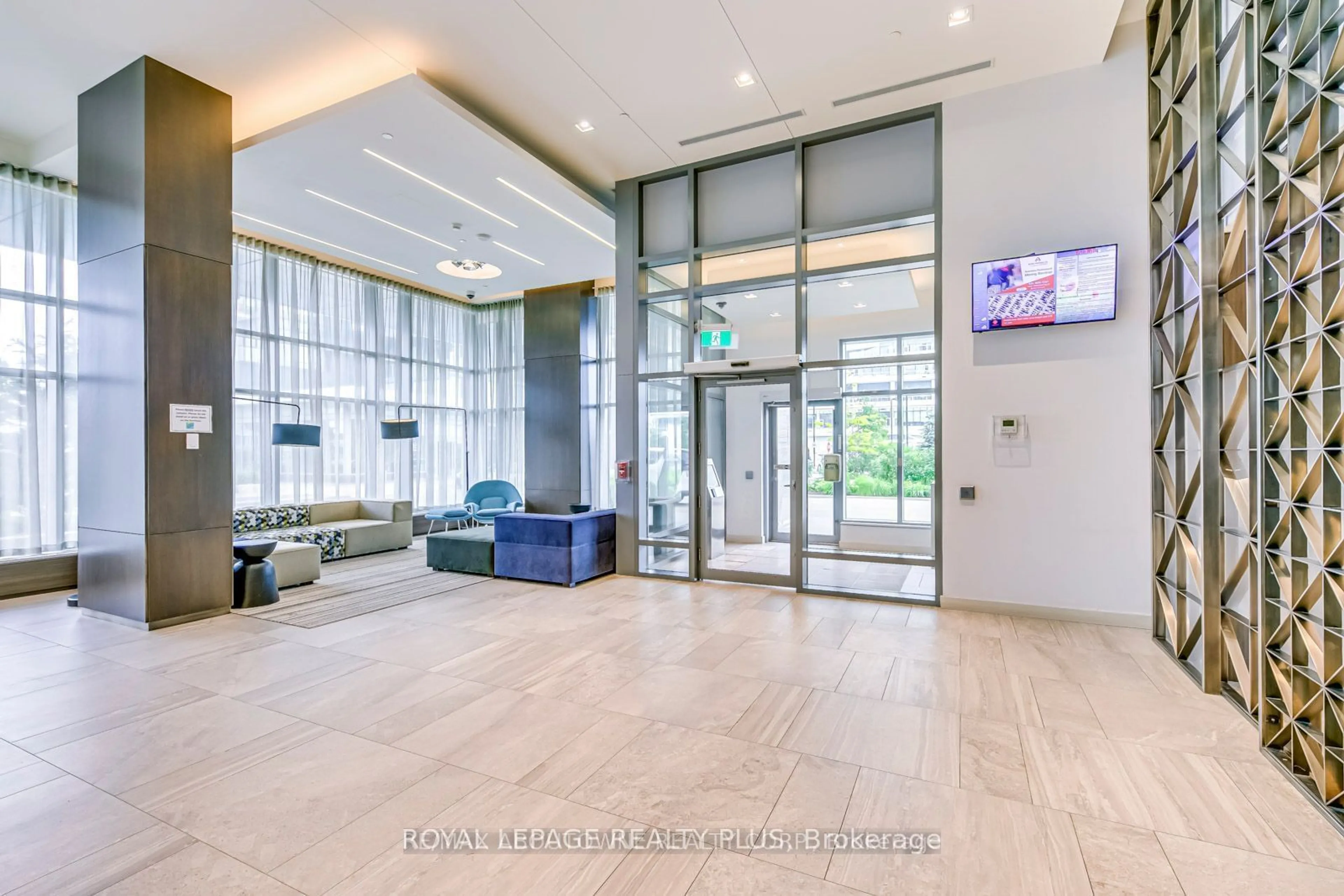 Indoor foyer for 2560 Eglinton Ave #Th-105, Mississauga Ontario L5M 0Y3