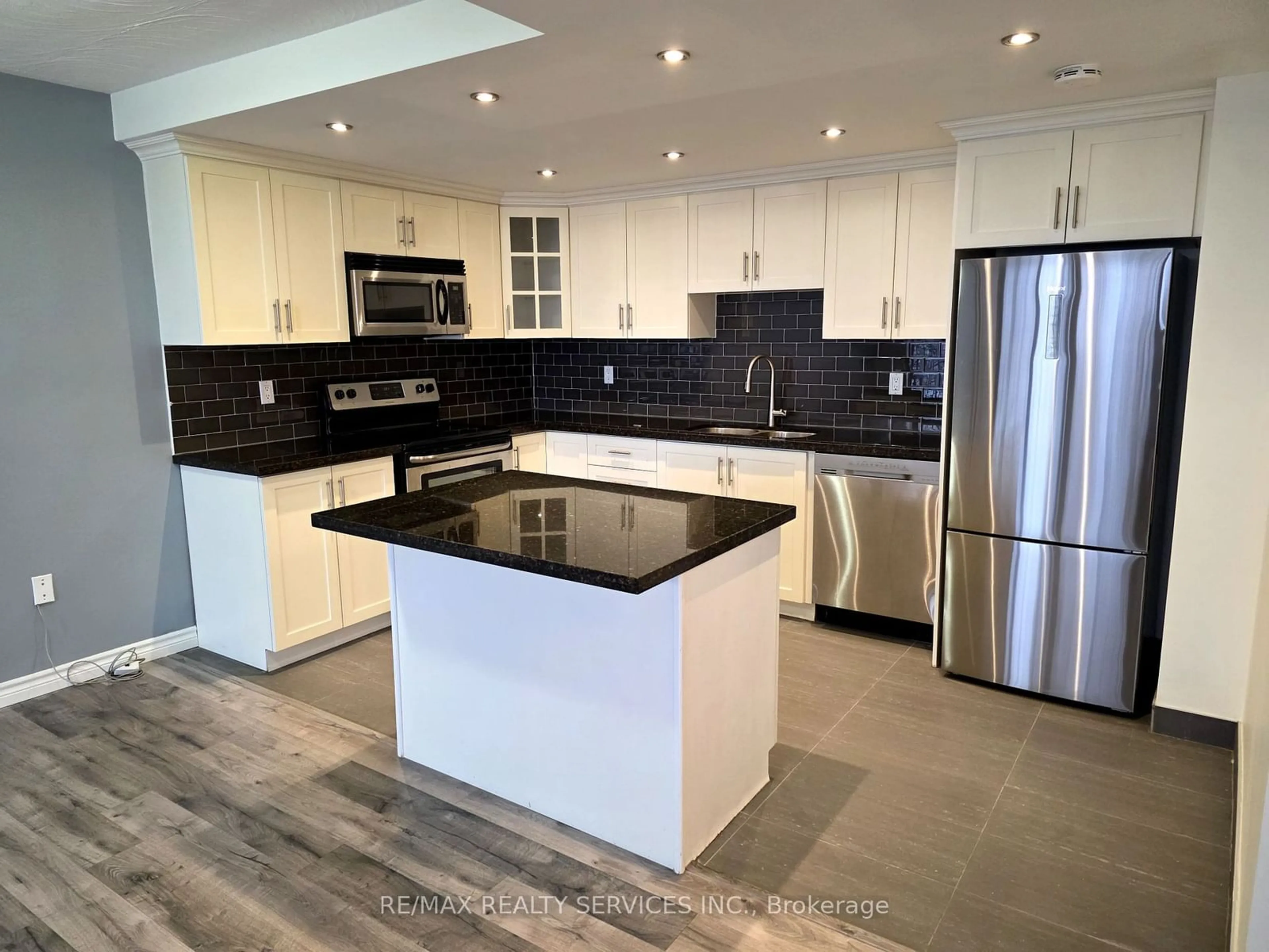 Open concept kitchen, ceramic/tile floor for 188 Mill St #215, Brampton Ontario L6Y 1T8