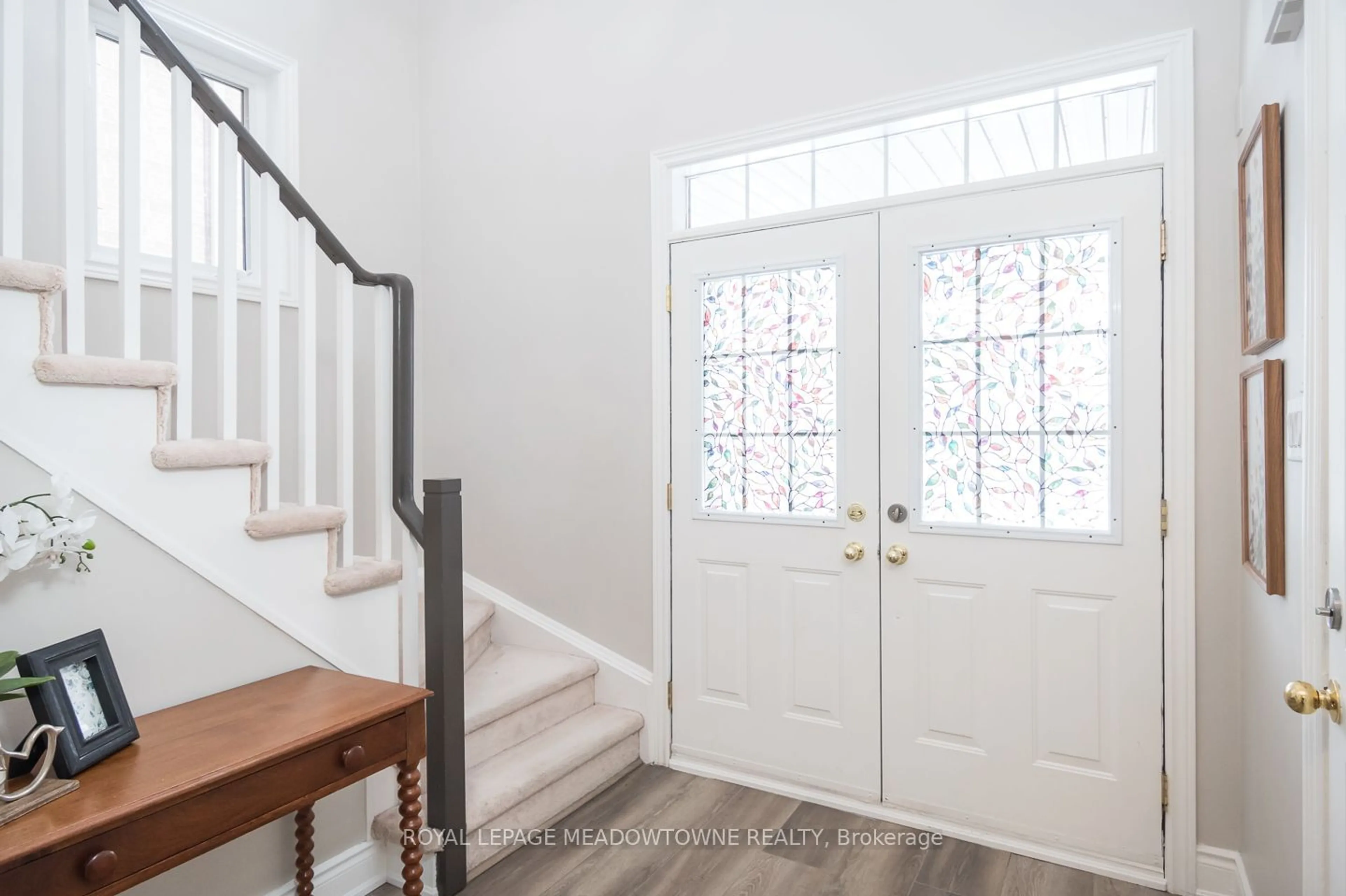 Indoor entryway for 401 Black Dr, Milton Ontario L9T 6R8