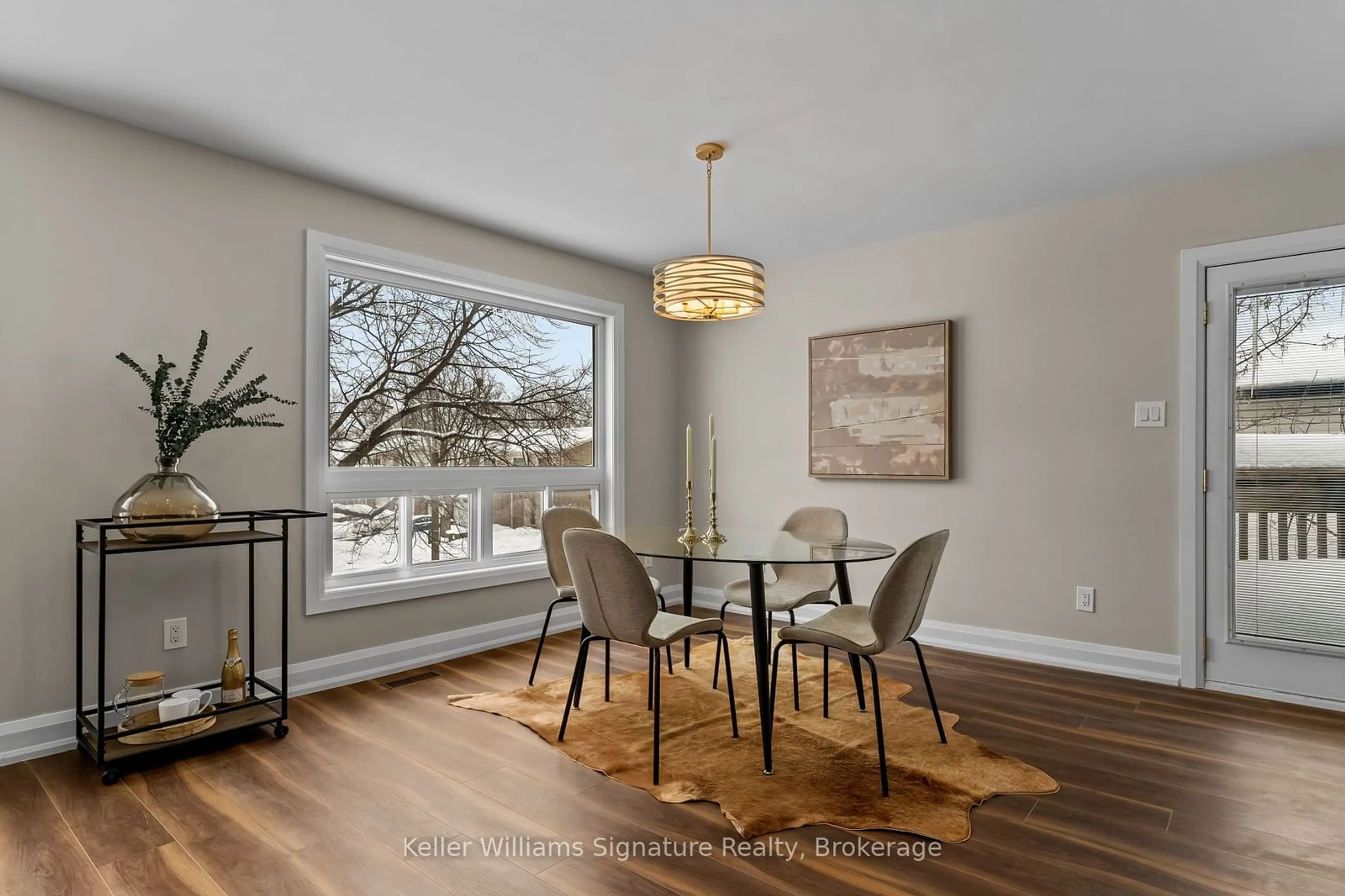 Dining room, wood/laminate floor for 1555 Newlands Cres, Burlington Ontario L7M 1P1