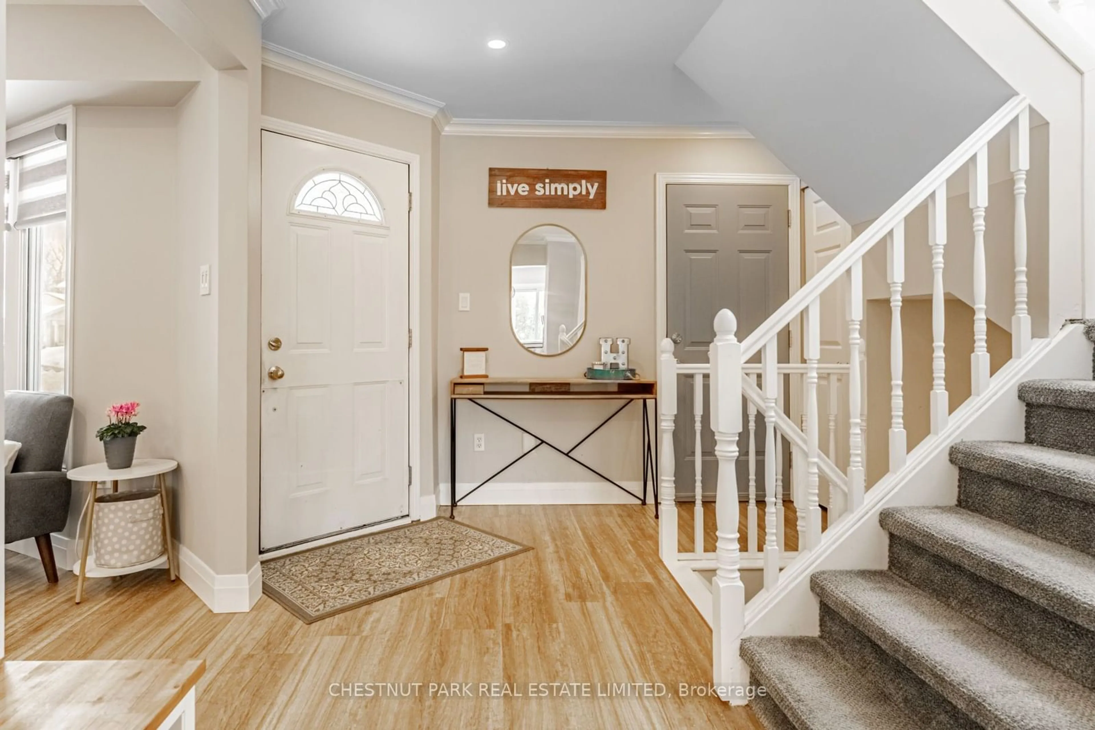 Indoor entryway for 1468 Reynolds Ave, Burlington Ontario L7M 3B9