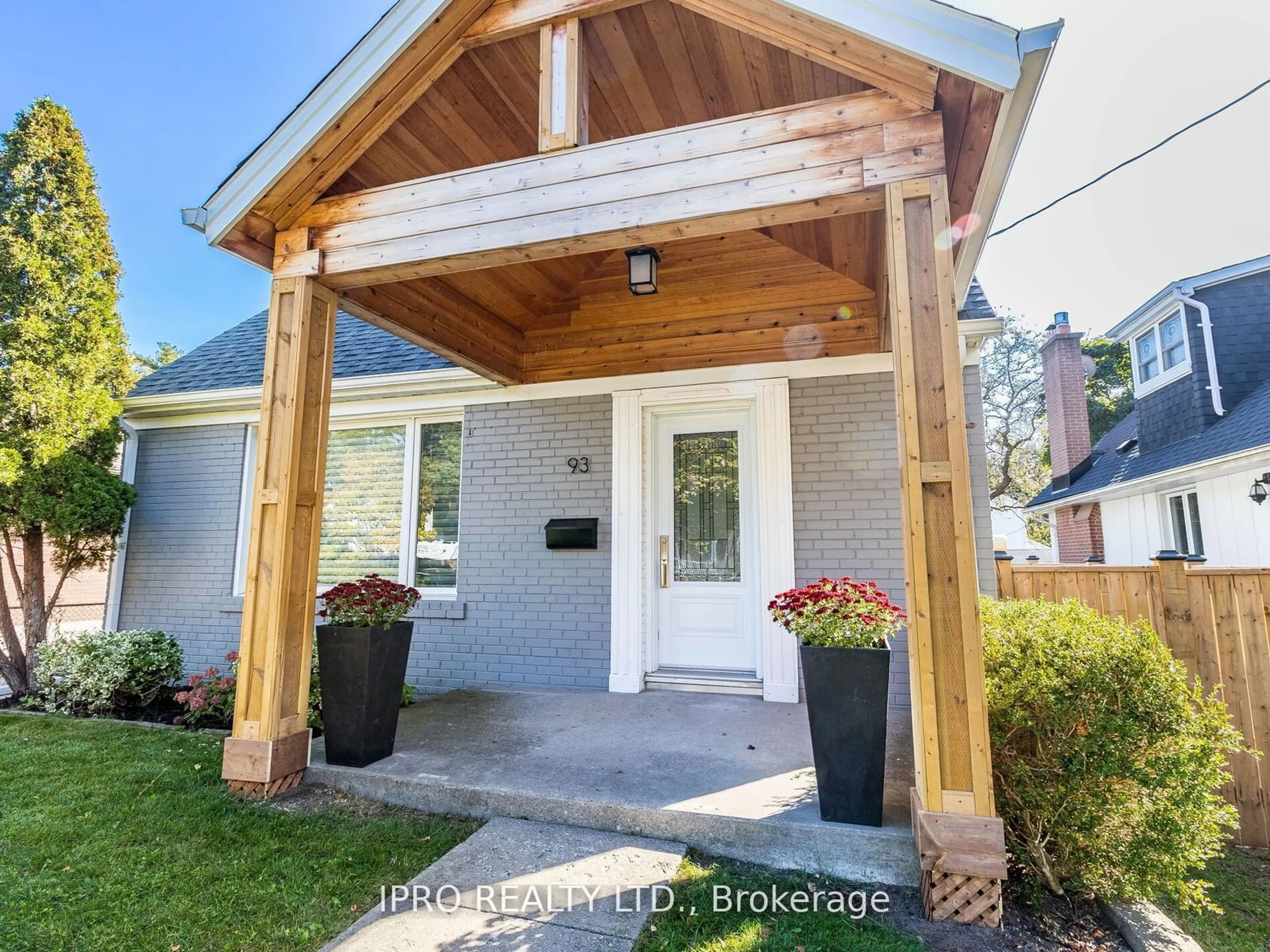 Indoor entryway for 93 Gair Dr, Toronto Ontario M8W 4P9