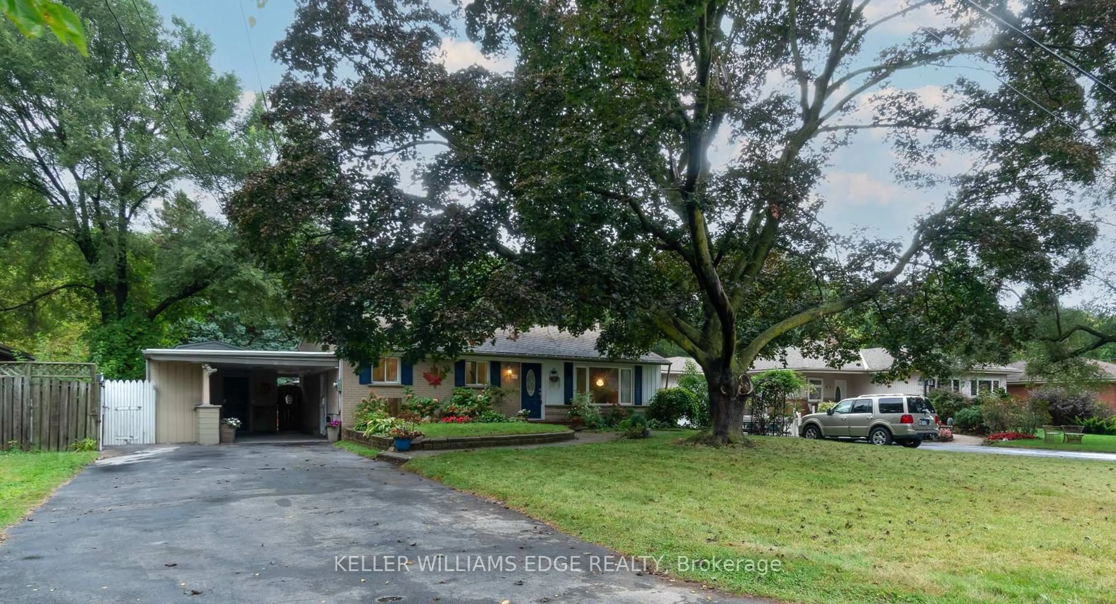 A pic from outside/outdoor area/front of a property/back of a property/a pic from drone, street for 955 Cloverleaf Dr, Burlington Ontario L7T 3Y8