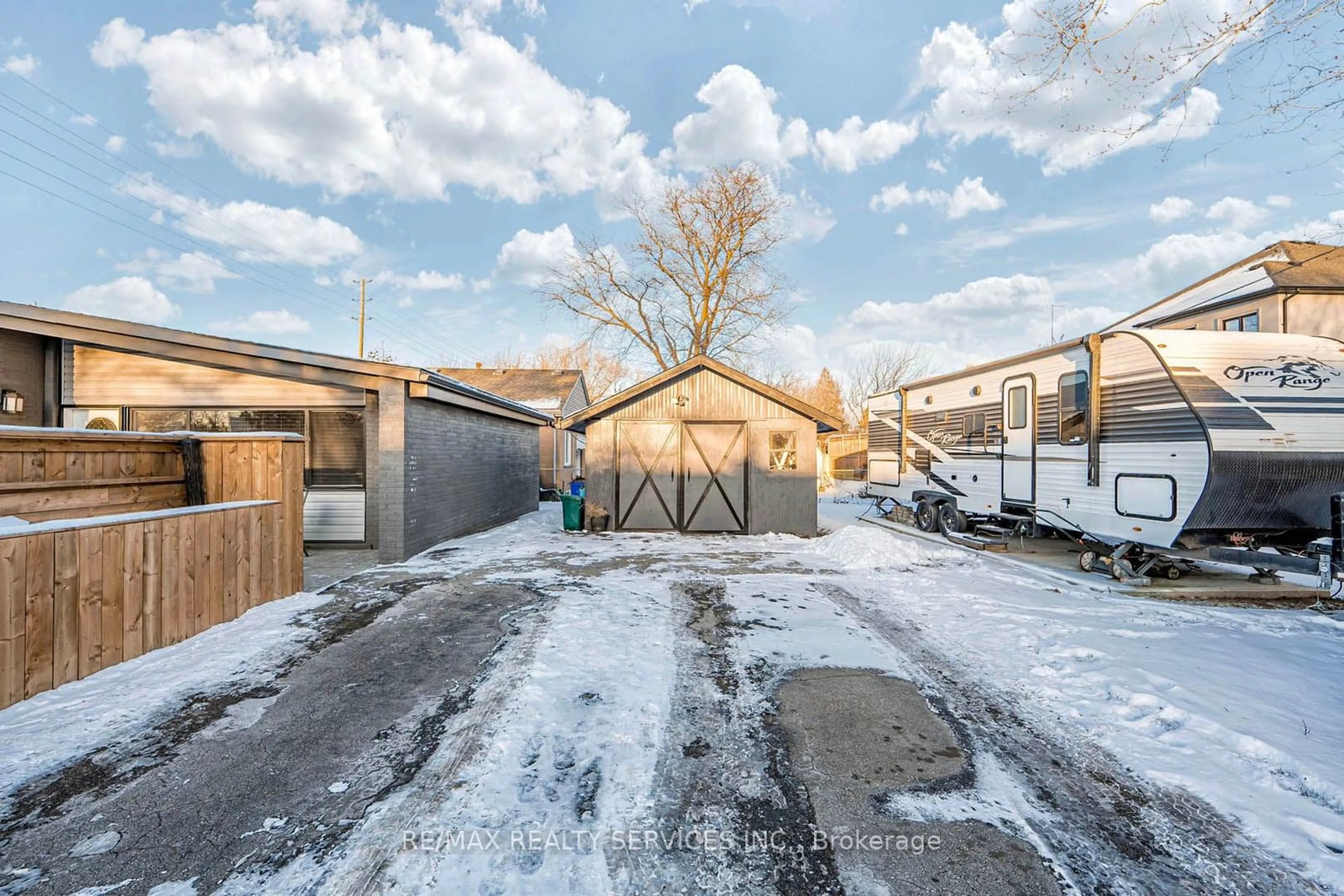 A pic from outside/outdoor area/front of a property/back of a property/a pic from drone, street for 294 Steeles Ave, Milton Ontario L9T 1Y4