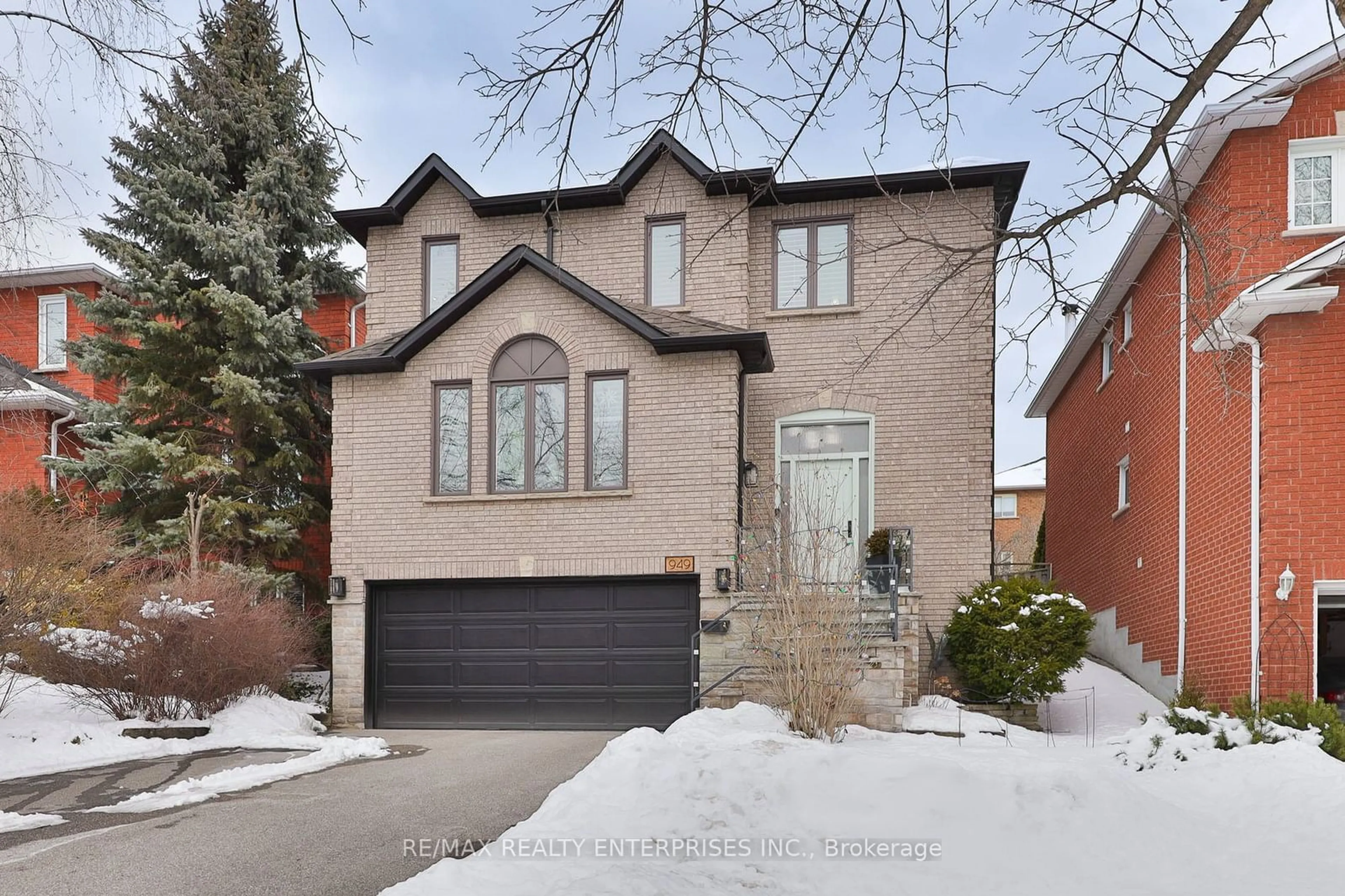 Home with brick exterior material, street for 949 Cristina Crt, Mississauga Ontario L5J 4S1