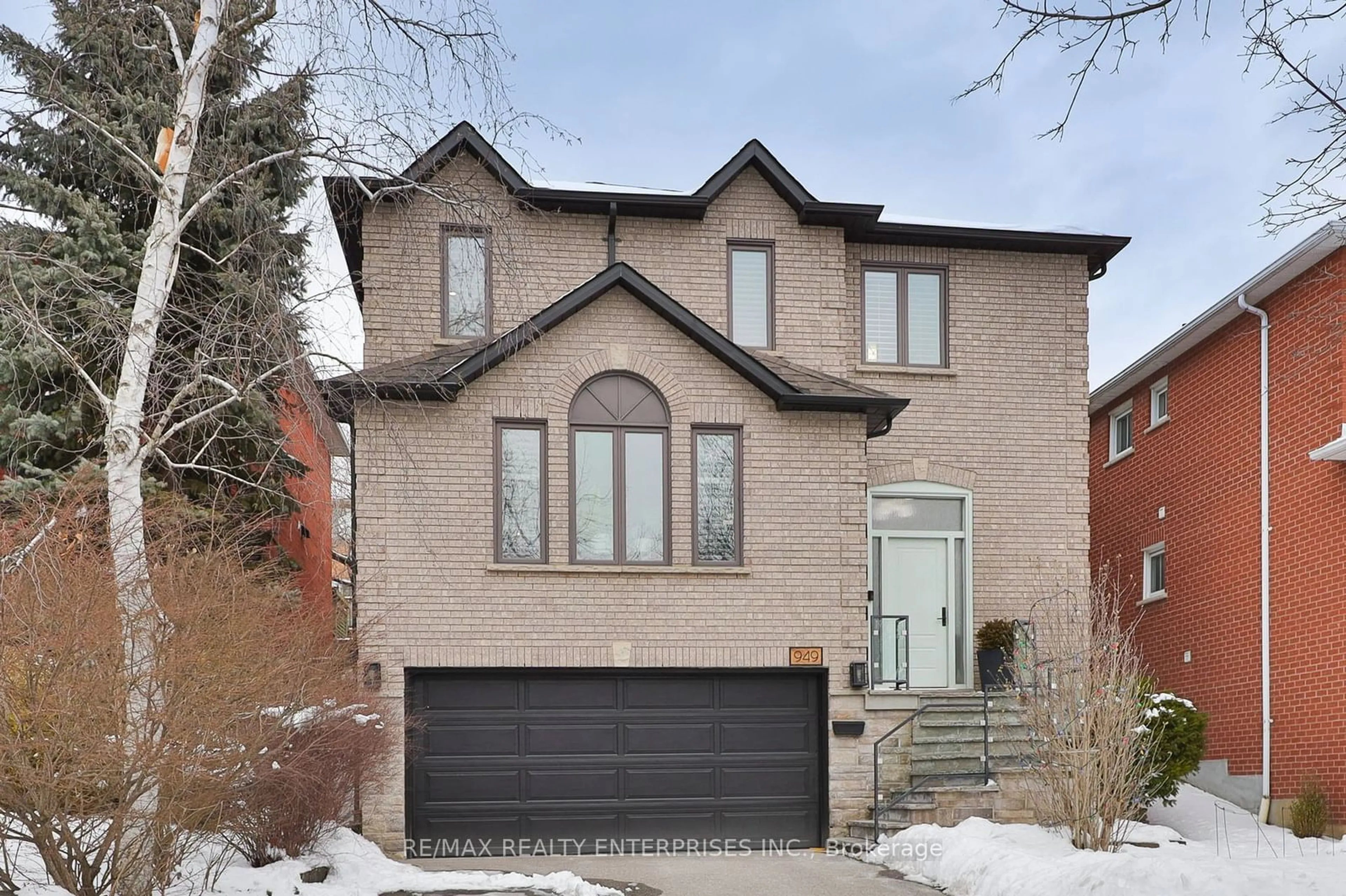 Home with brick exterior material, street for 949 Cristina Crt, Mississauga Ontario L5J 4S1