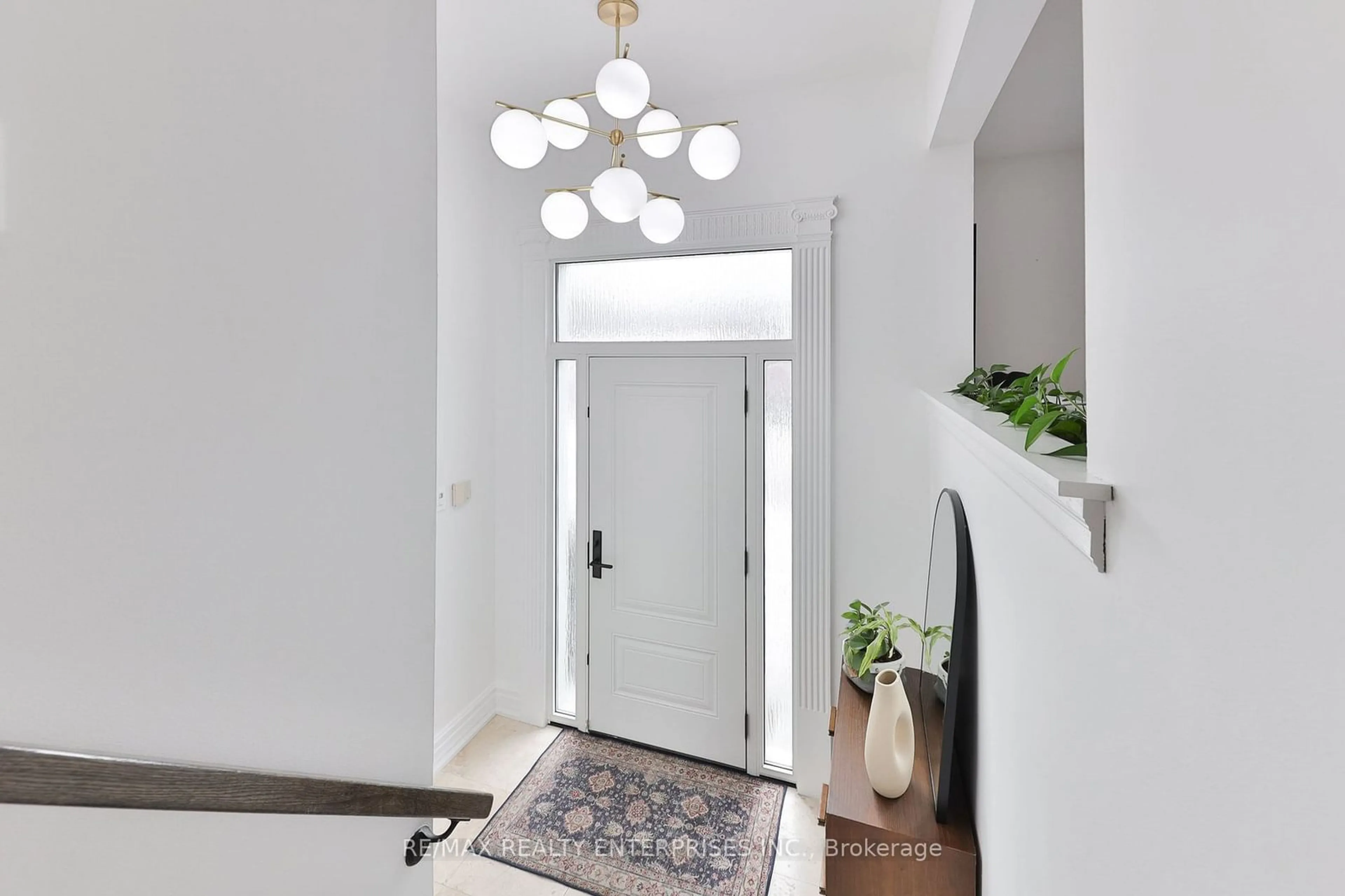 Indoor entryway for 949 Cristina Crt, Mississauga Ontario L5J 4S1