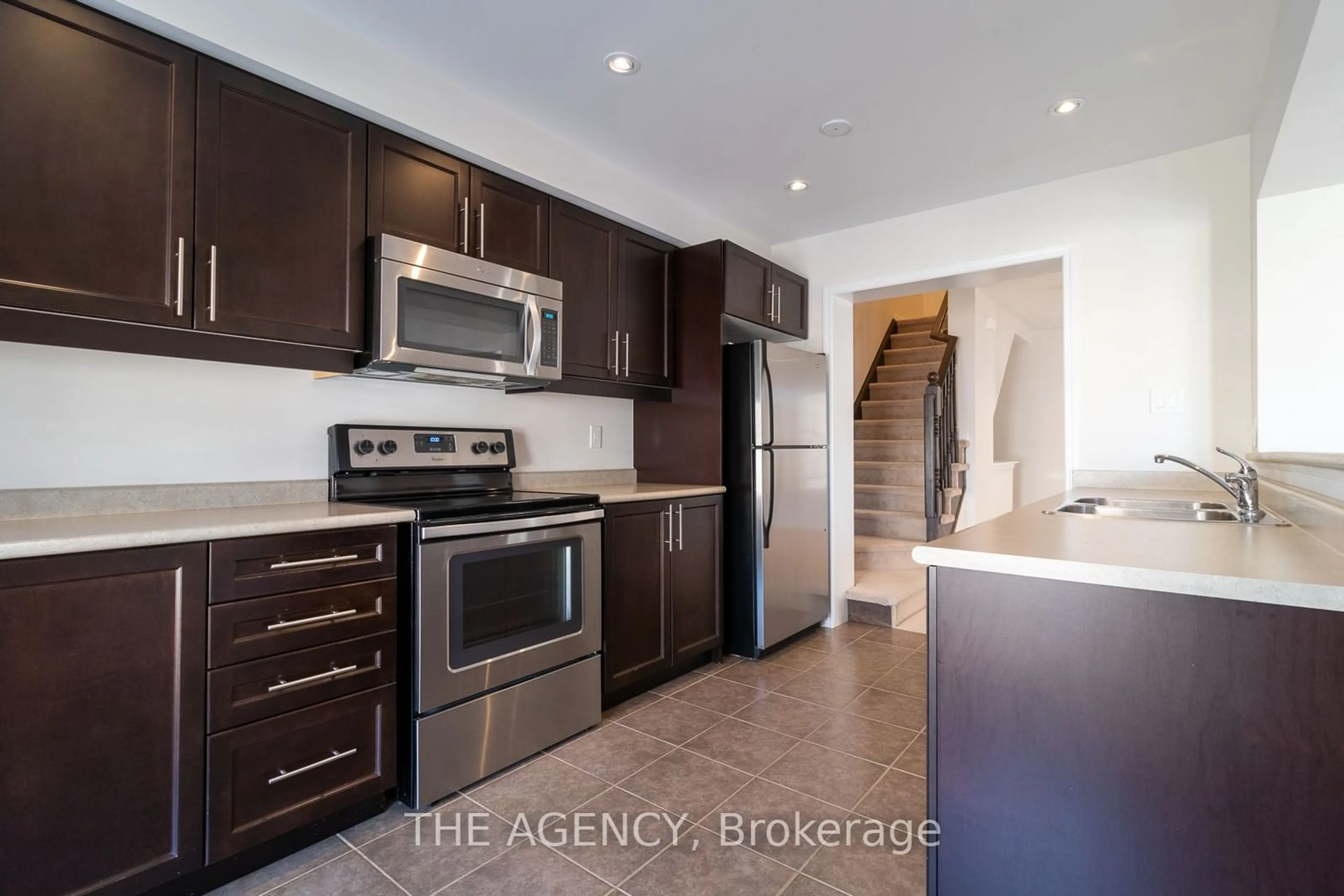 Open concept kitchen, unknown for 924 Nadalin Hts, Milton Ontario L9T 8R2