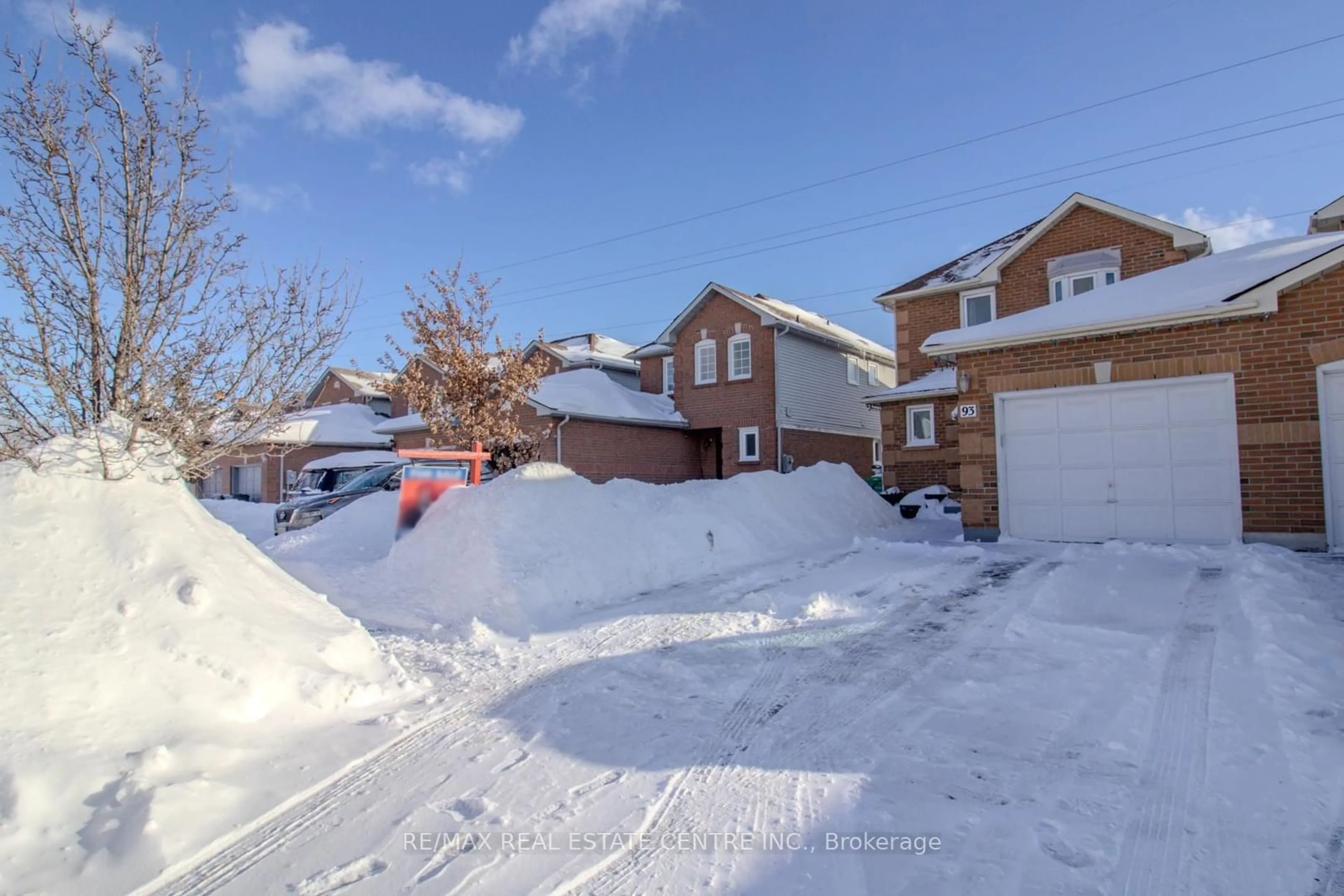 A pic from outside/outdoor area/front of a property/back of a property/a pic from drone, street for 93 Meadowlark Dr, Brampton Ontario L6Y 4V6