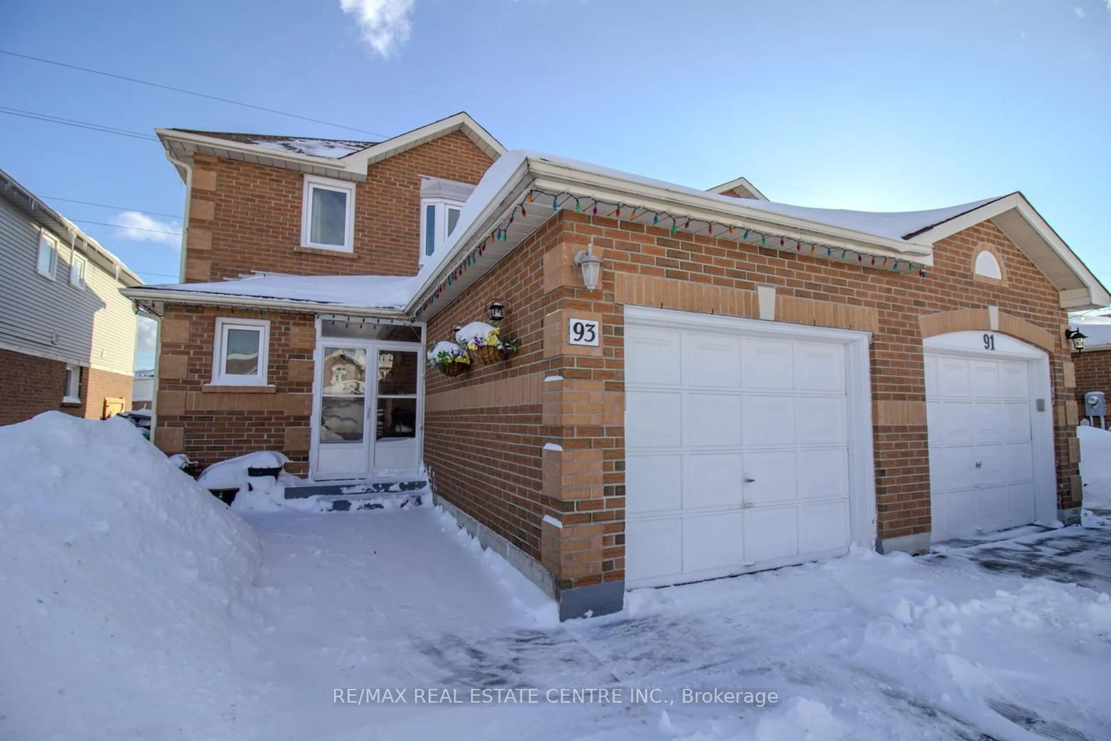 A pic from outside/outdoor area/front of a property/back of a property/a pic from drone, street for 93 Meadowlark Dr, Brampton Ontario L6Y 4V6