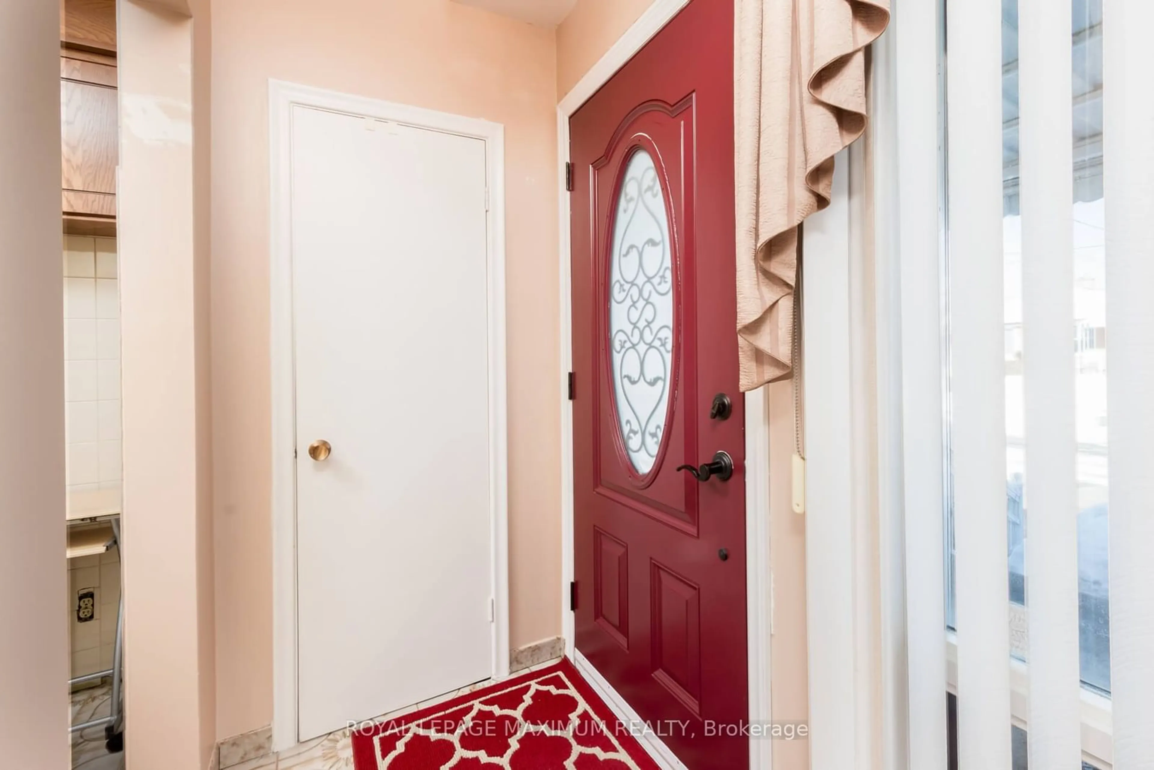 Indoor entryway for 31 Marlington Cres, Toronto Ontario M3L 1K3