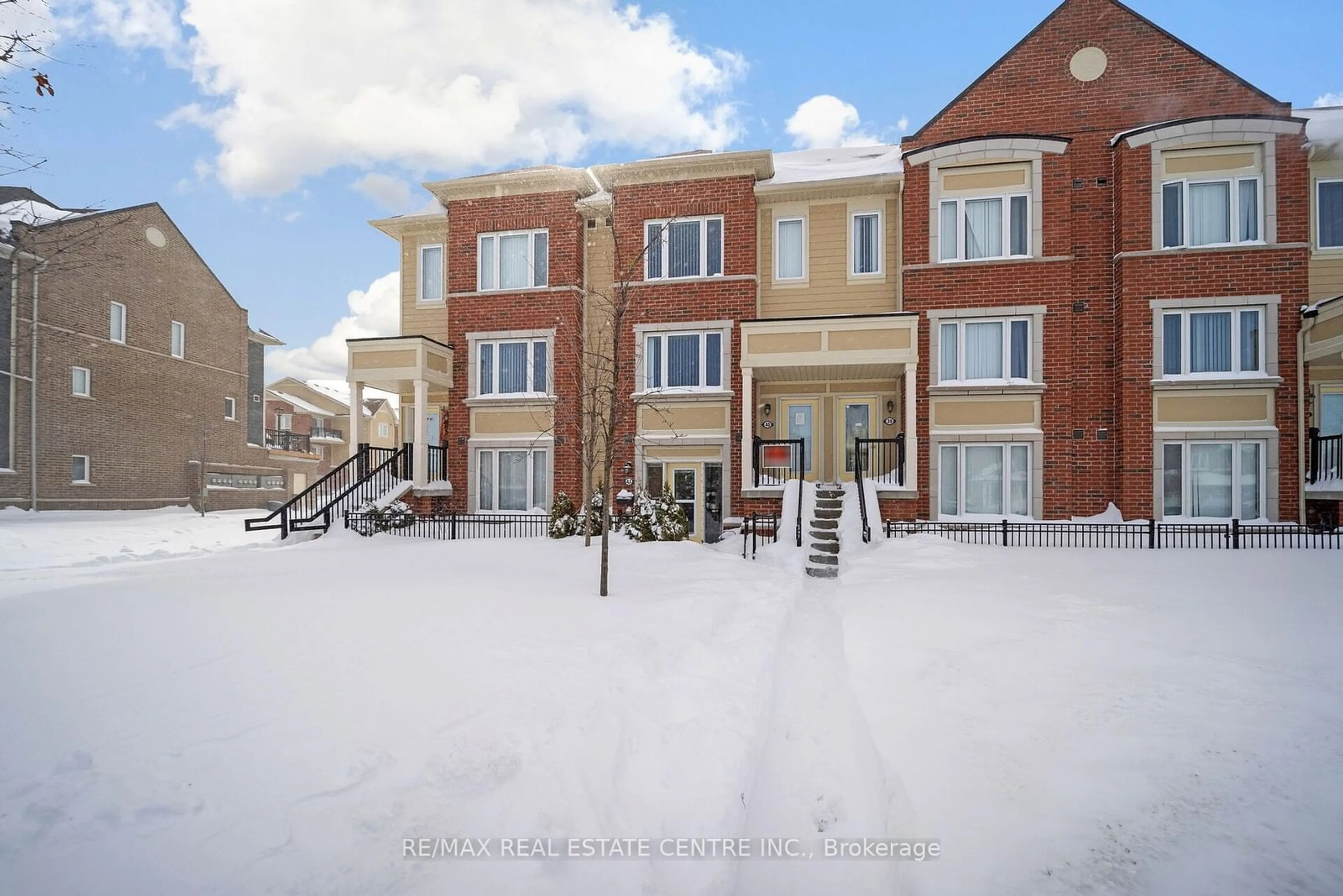 A pic from outside/outdoor area/front of a property/back of a property/a pic from drone, building for 250 Sunny Meadow Blvd #40, Brampton Ontario L7A 0A1