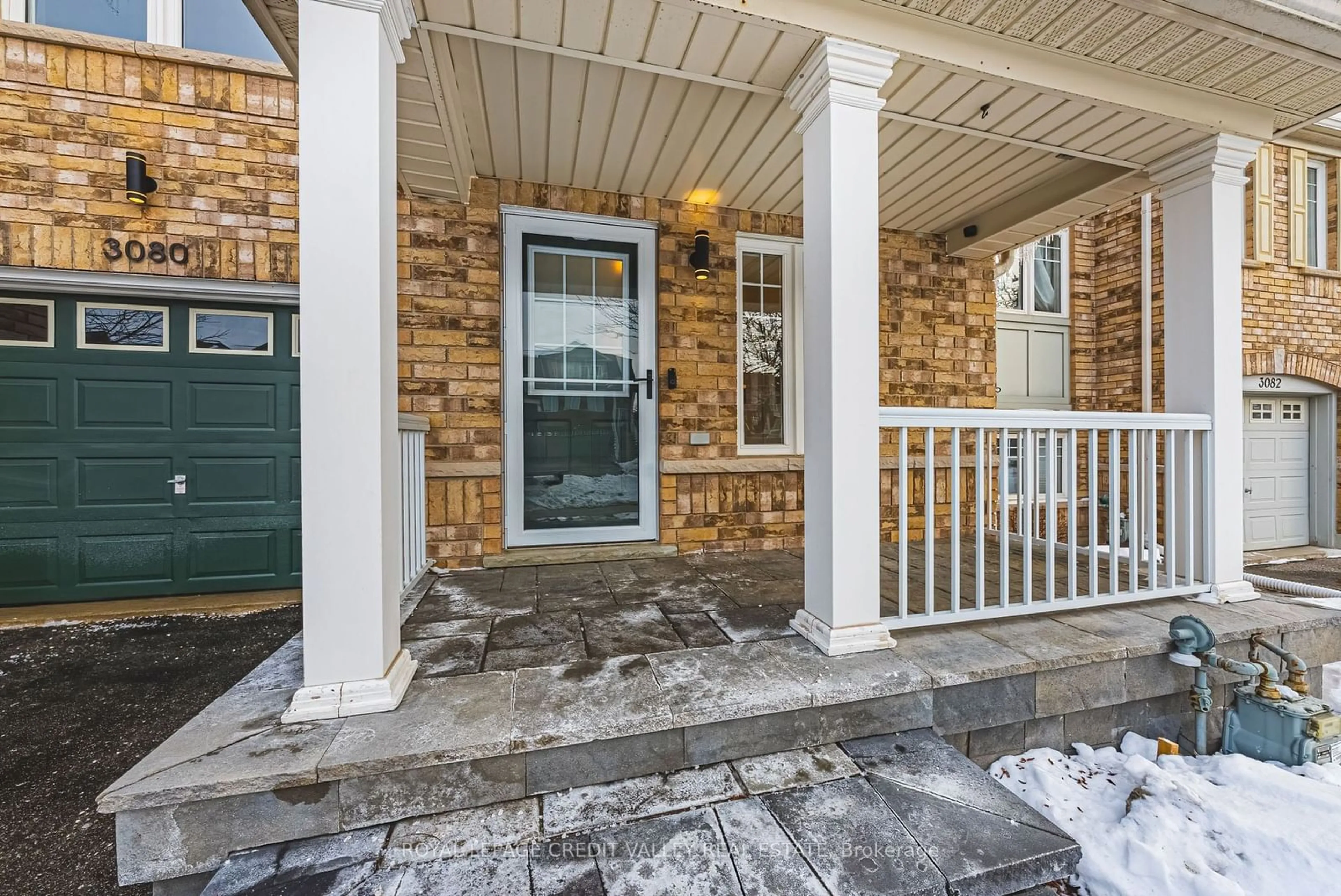 Indoor entryway for 3080 Highvalley Rd, Oakville Ontario L6M 5H3