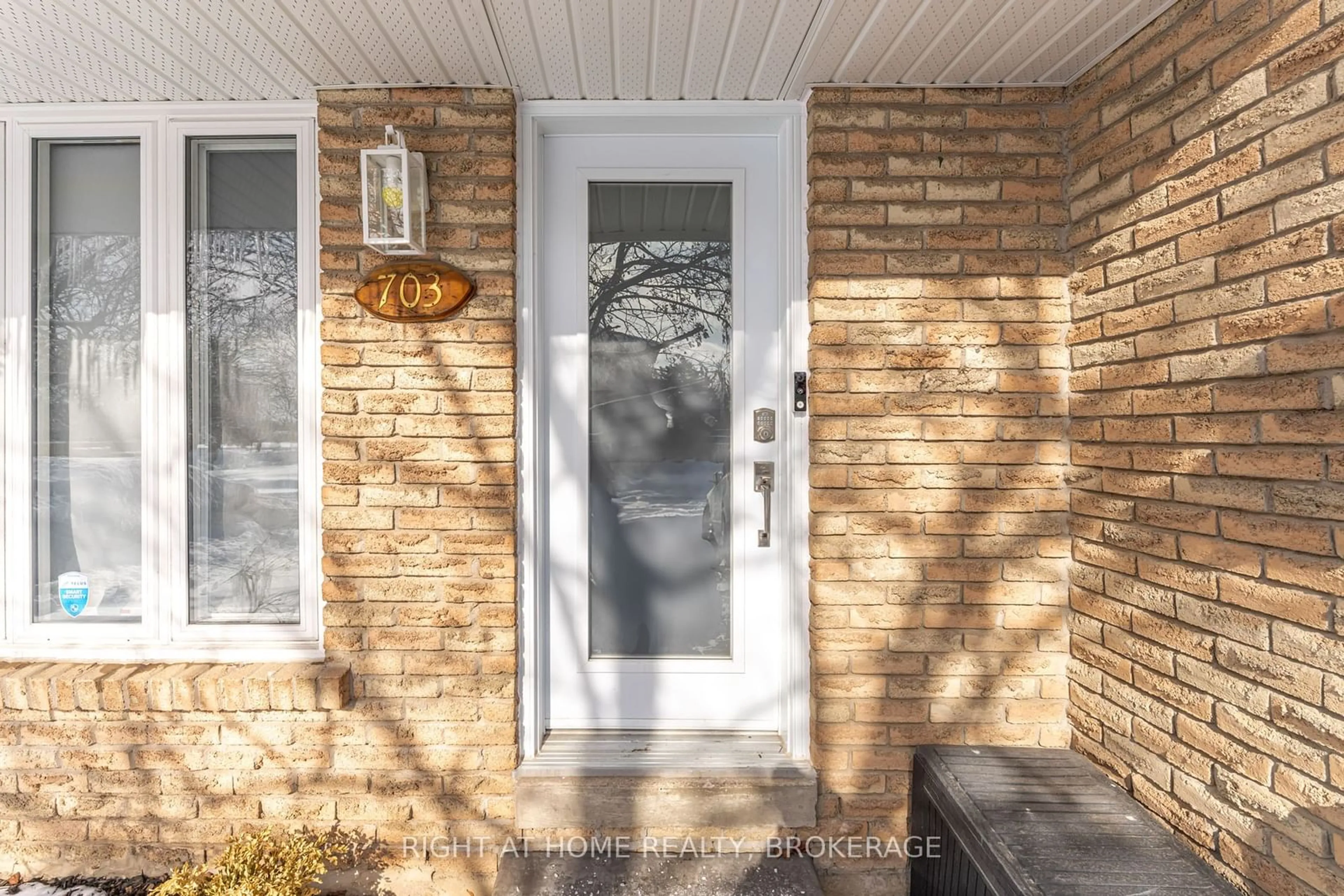 Indoor entryway for 703 Briar Cres, Milton Ontario L9T 3Z7