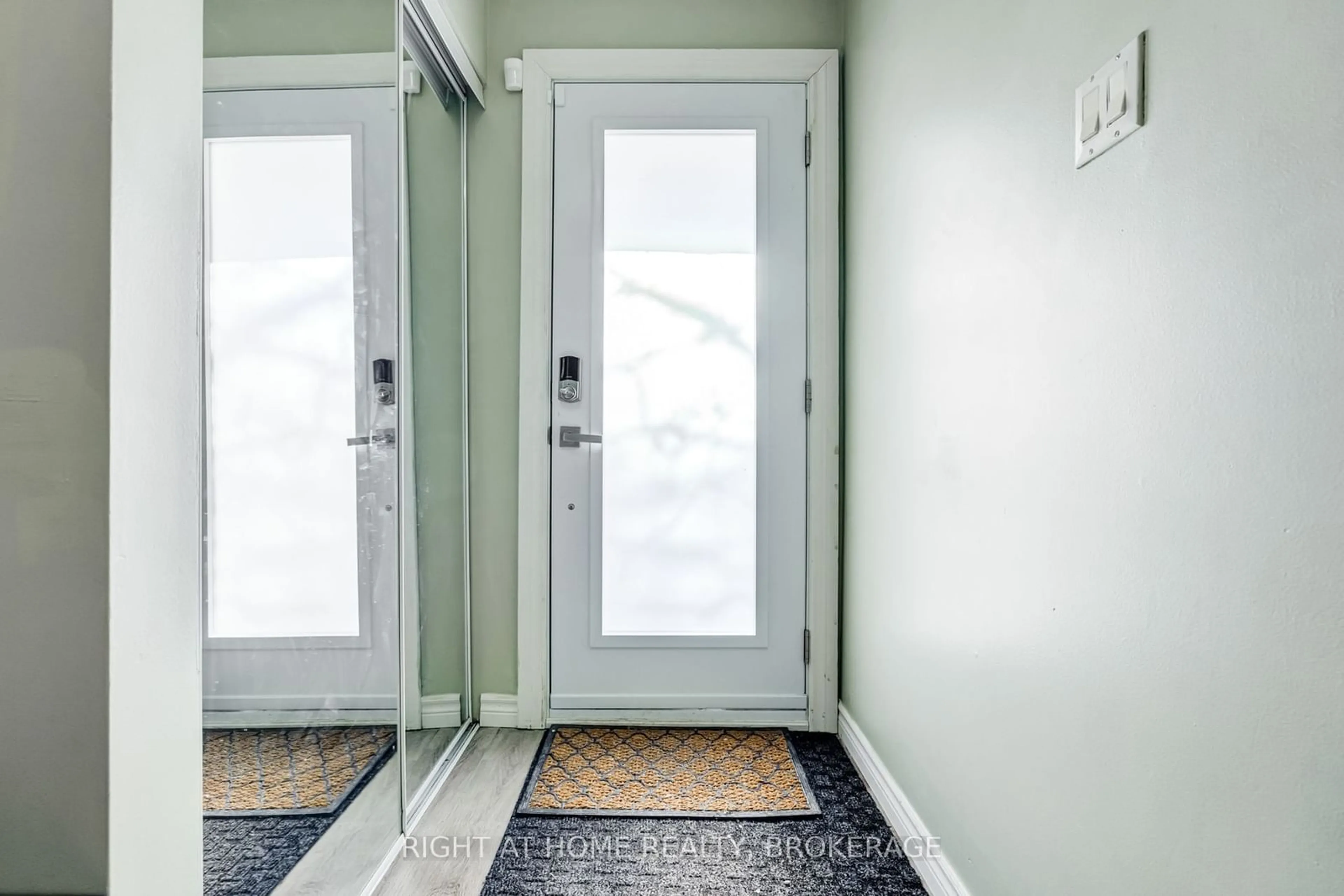 Indoor entryway for 703 Briar Cres, Milton Ontario L9T 3Z7