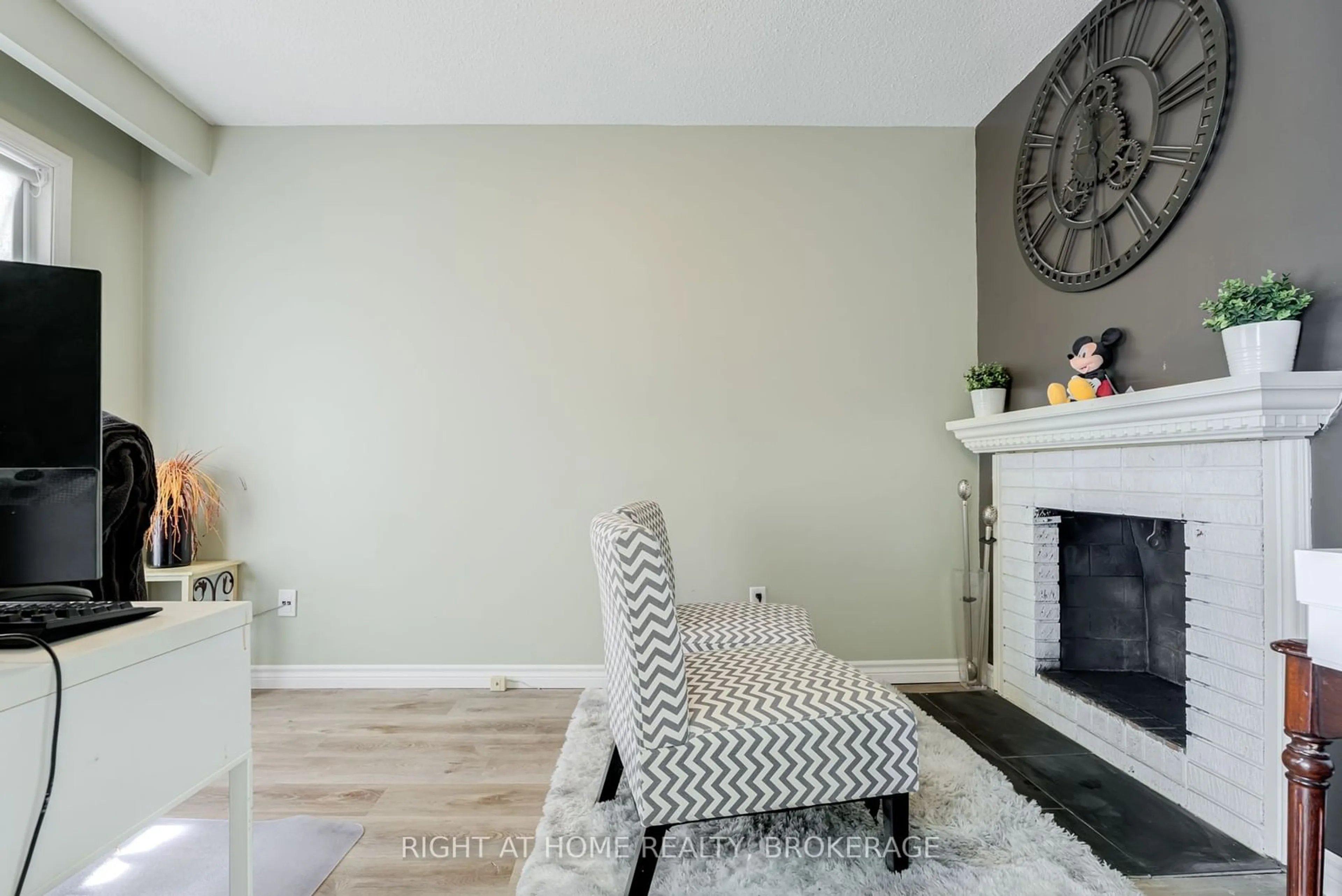 Living room with furniture, unknown for 703 Briar Cres, Milton Ontario L9T 3Z7