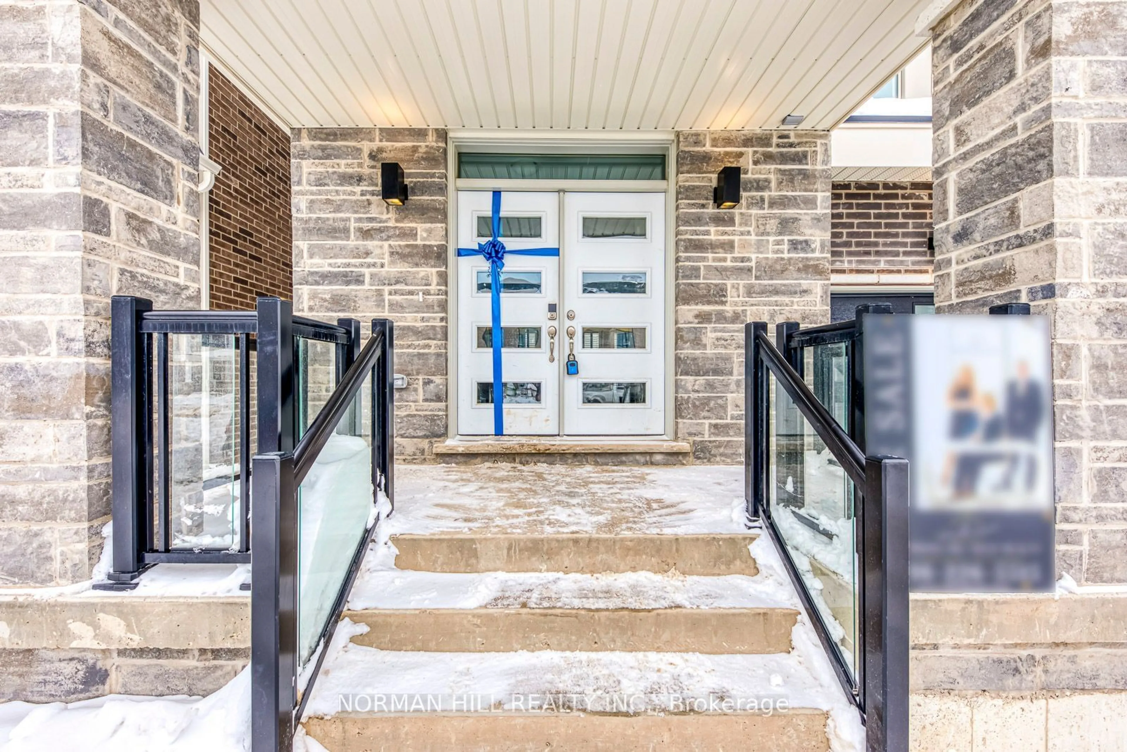 Indoor entryway for 303 Gordon Krantz Ave, Milton Ontario L9E 1N9