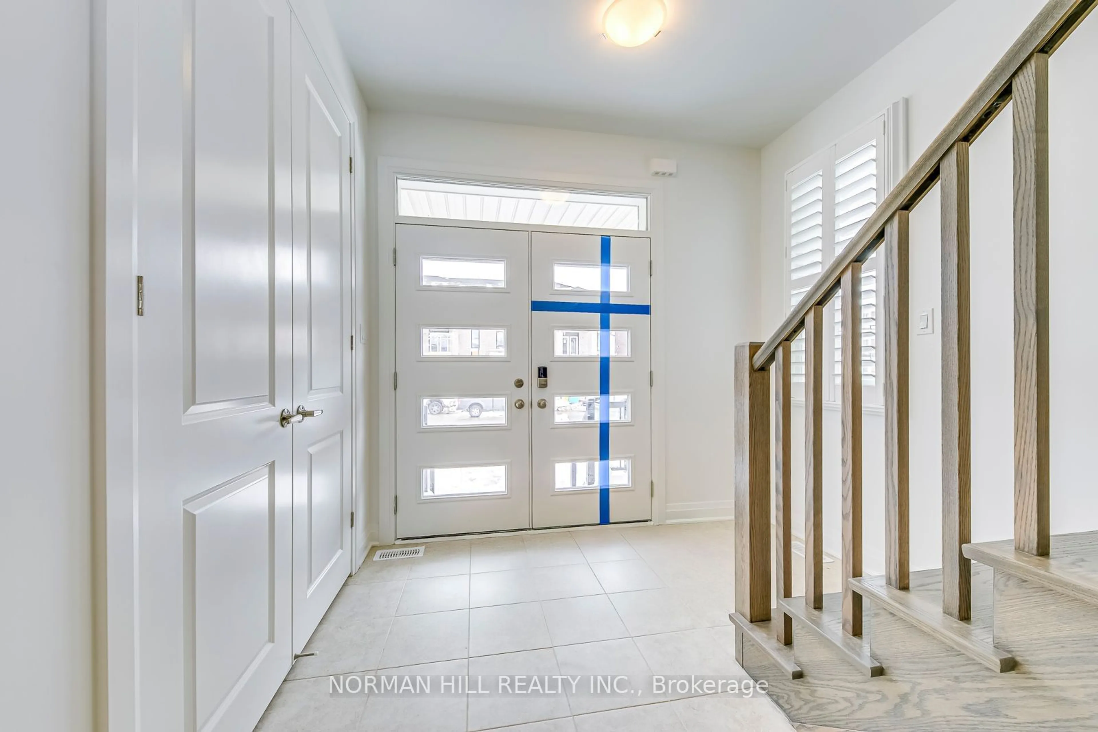 Indoor entryway for 303 Gordon Krantz Ave, Milton Ontario L9E 1N9