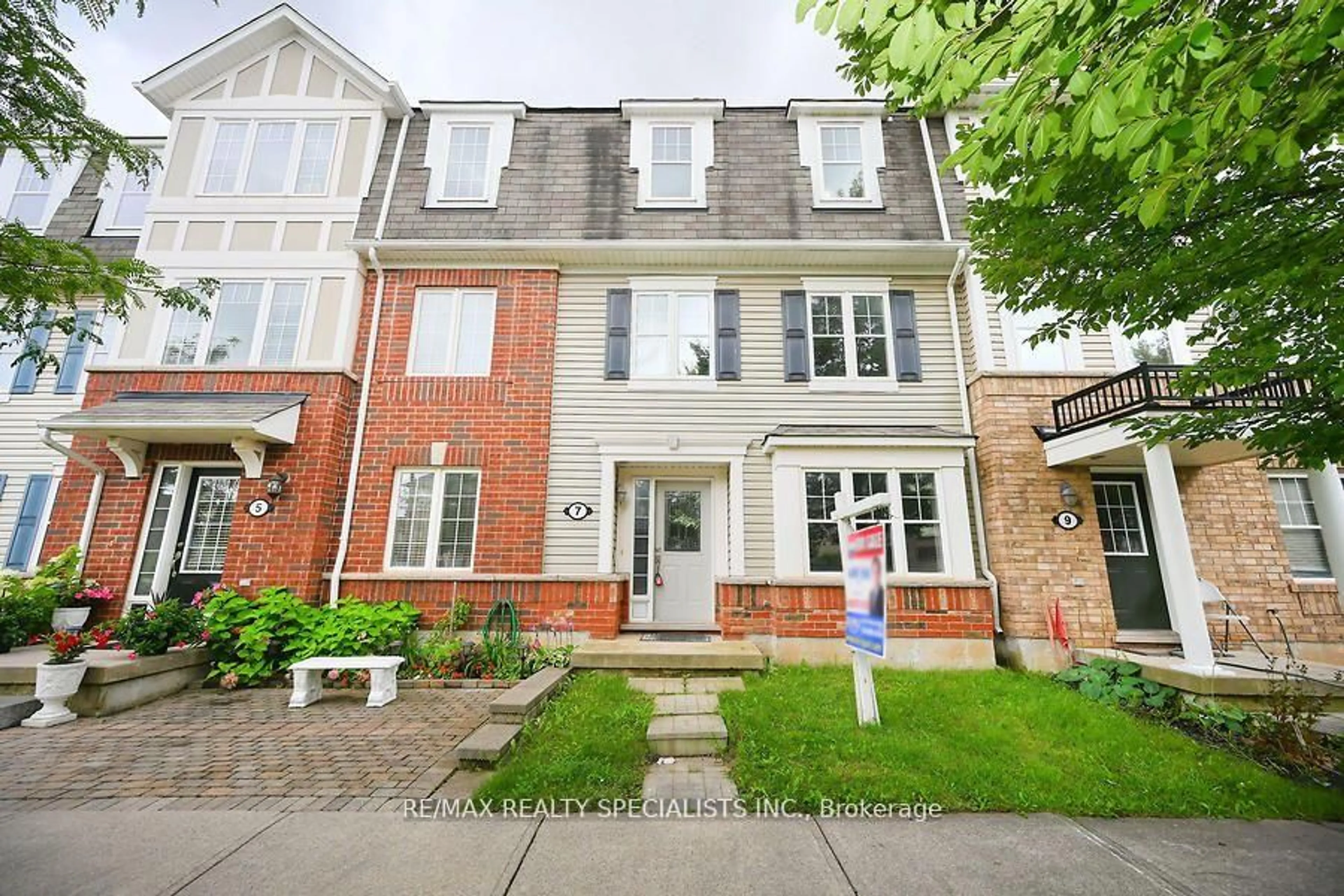 Home with brick exterior material, street for 7 PORTSDOWN Rd, Brampton Ontario L7A 0R4