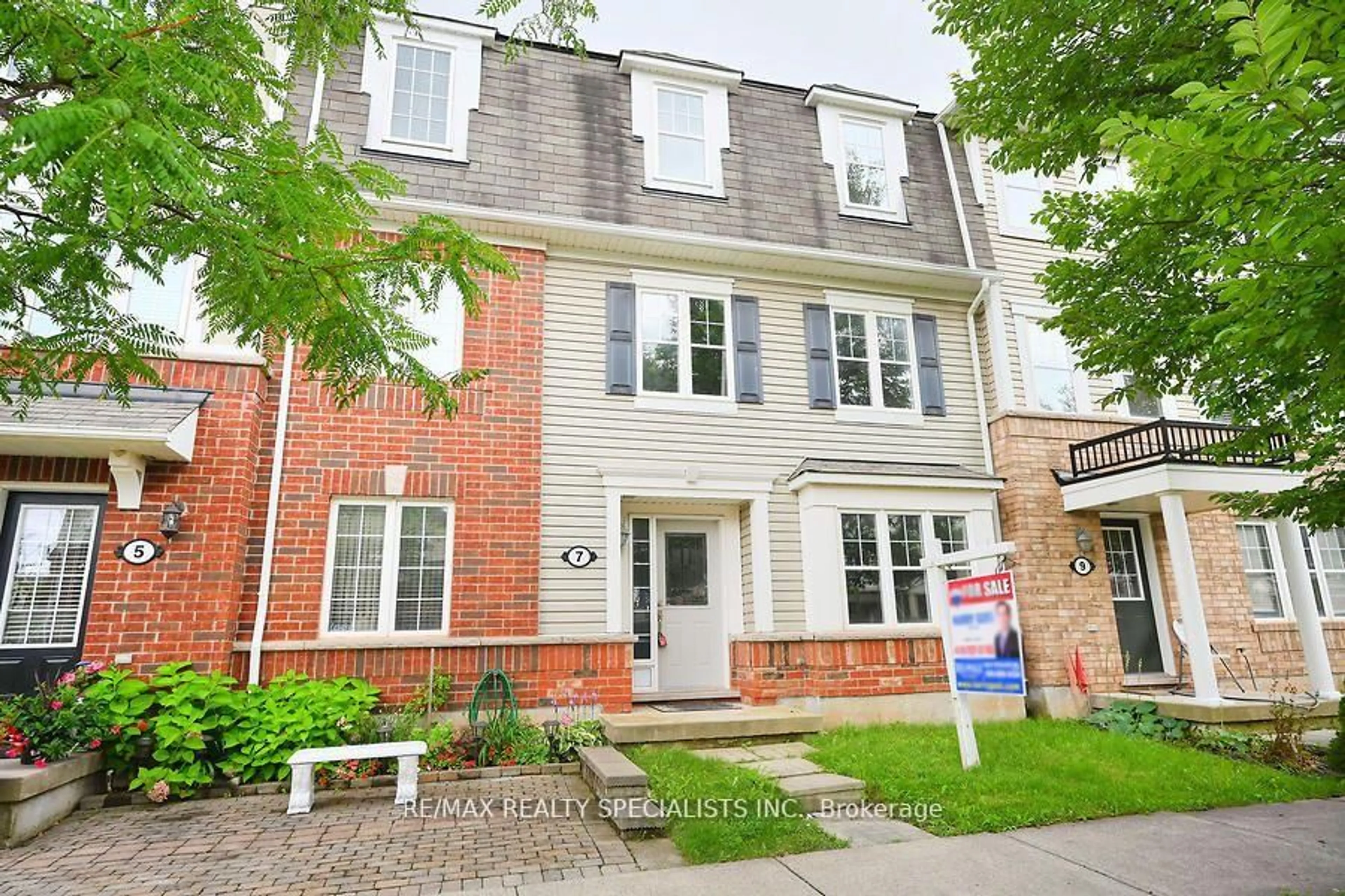 Home with brick exterior material, street for 7 PORTSDOWN Rd, Brampton Ontario L7A 0R4