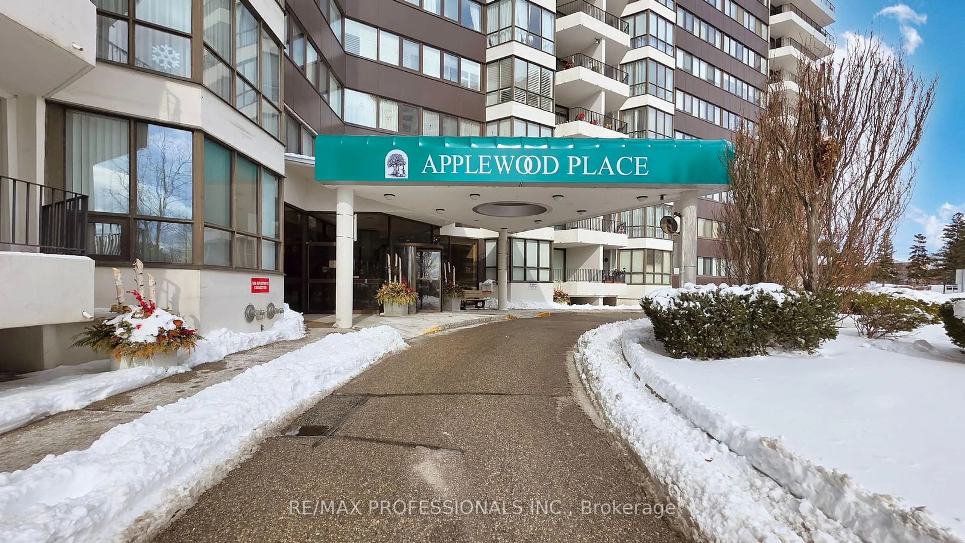 Indoor foyer for 1333 Bloor St #909, Mississauga Ontario L4Y 3T6