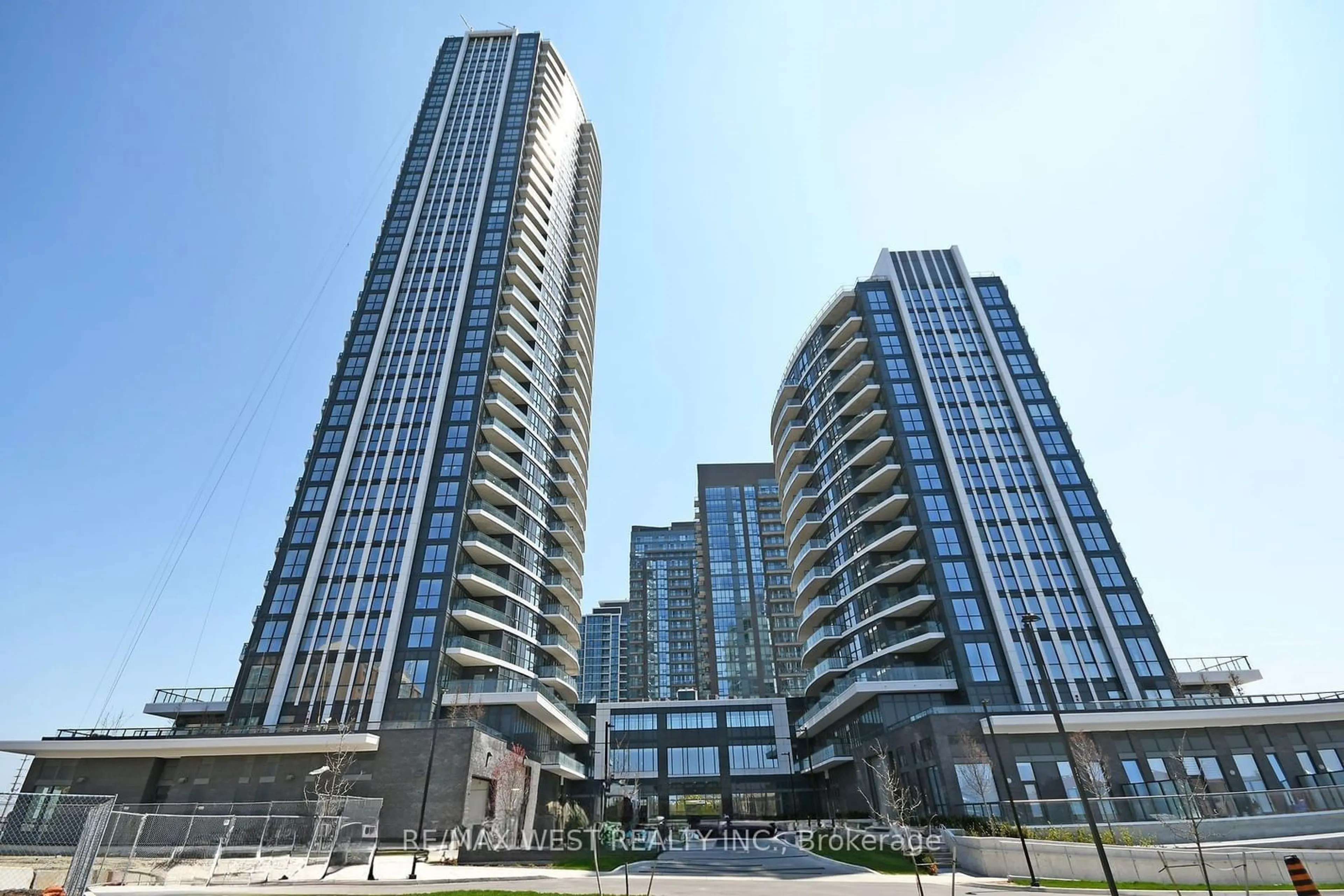 Indoor foyer for 35 Watergarden Dr #2915, Mississauga Ontario L5R 0G8