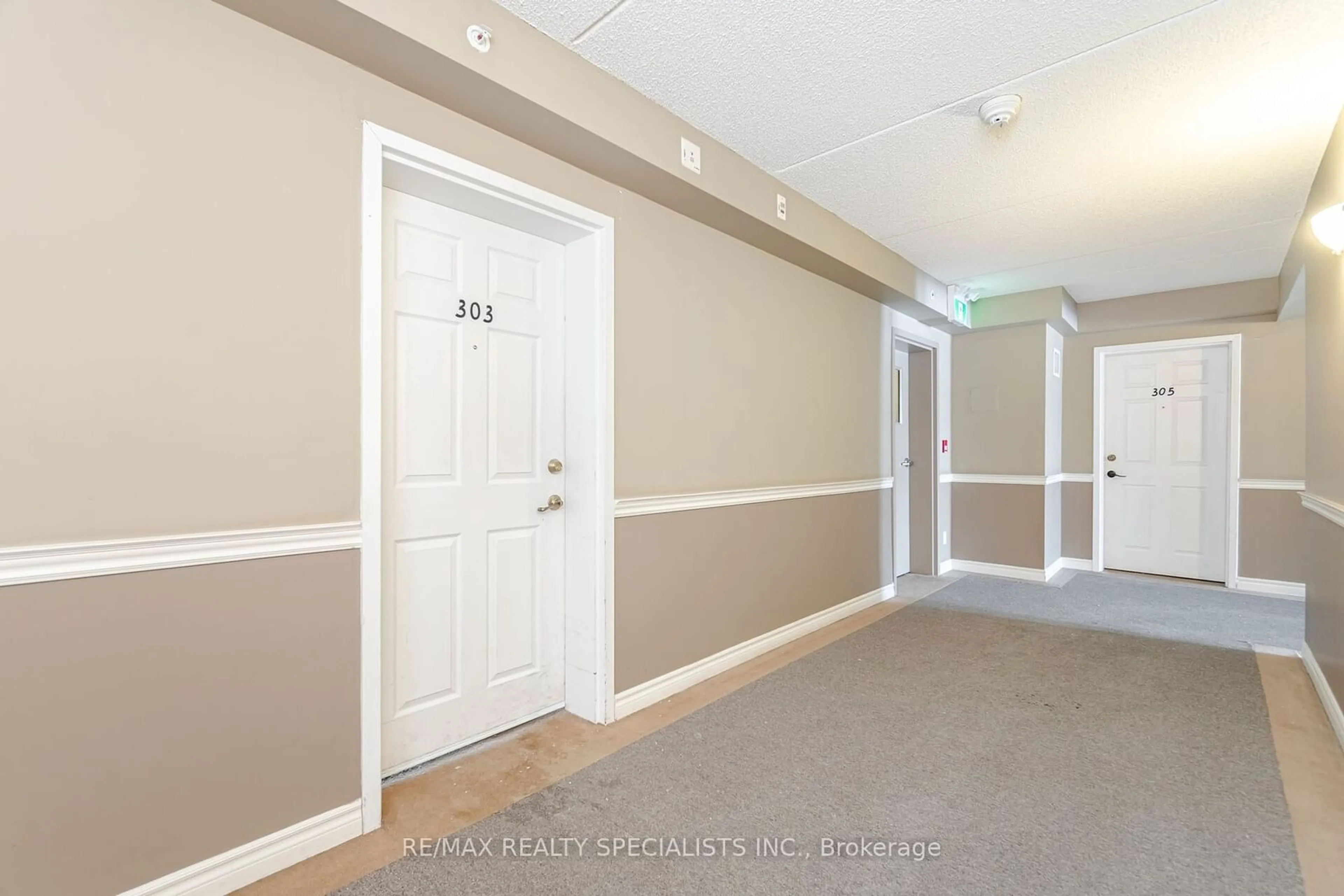 Indoor entryway for 2035 Appleby Line #303, Burlington Ontario L7L 7G8