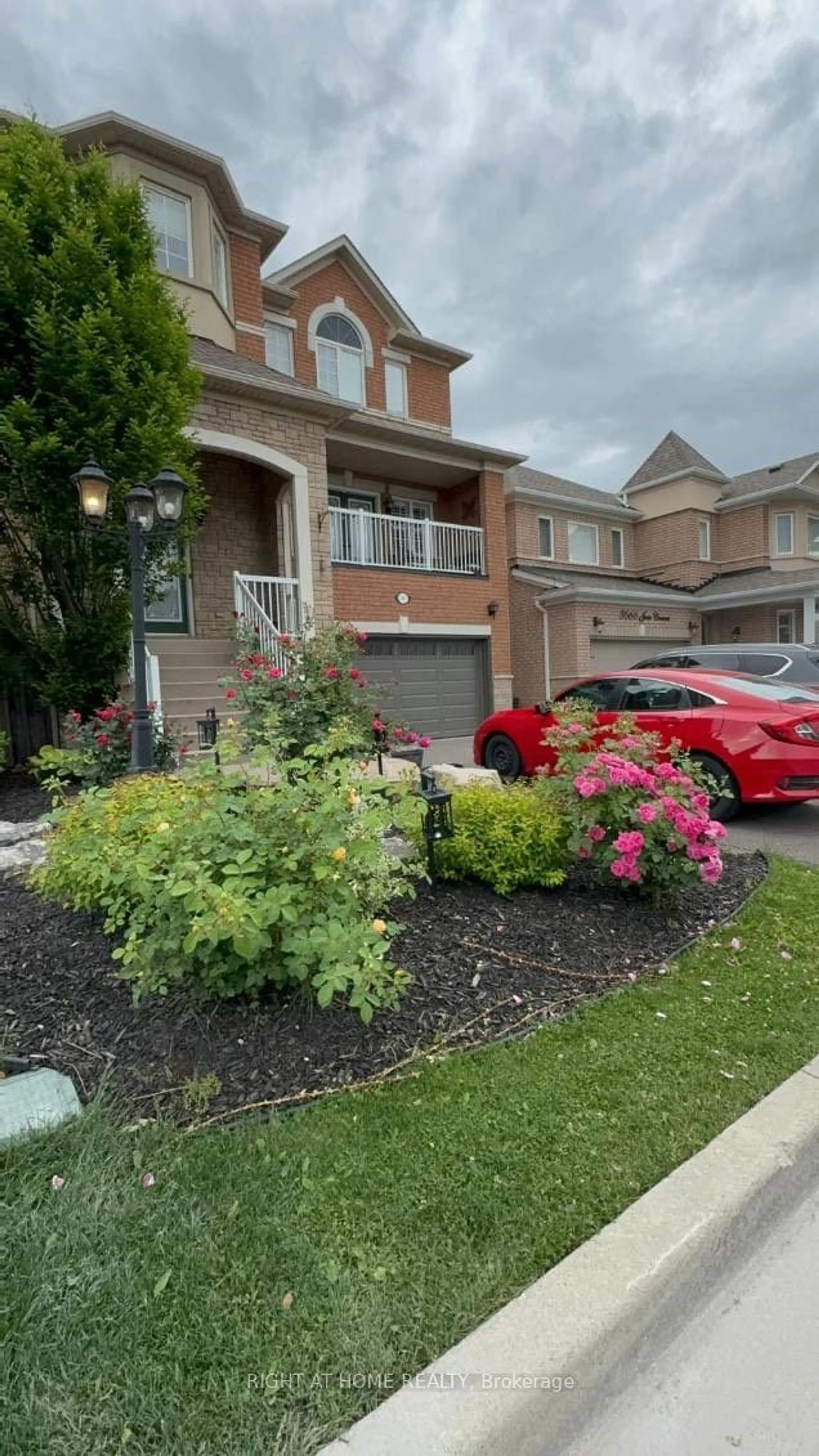 A pic from outside/outdoor area/front of a property/back of a property/a pic from drone, street for 3662 Jorie Cres, Mississauga Ontario L5M 7G8