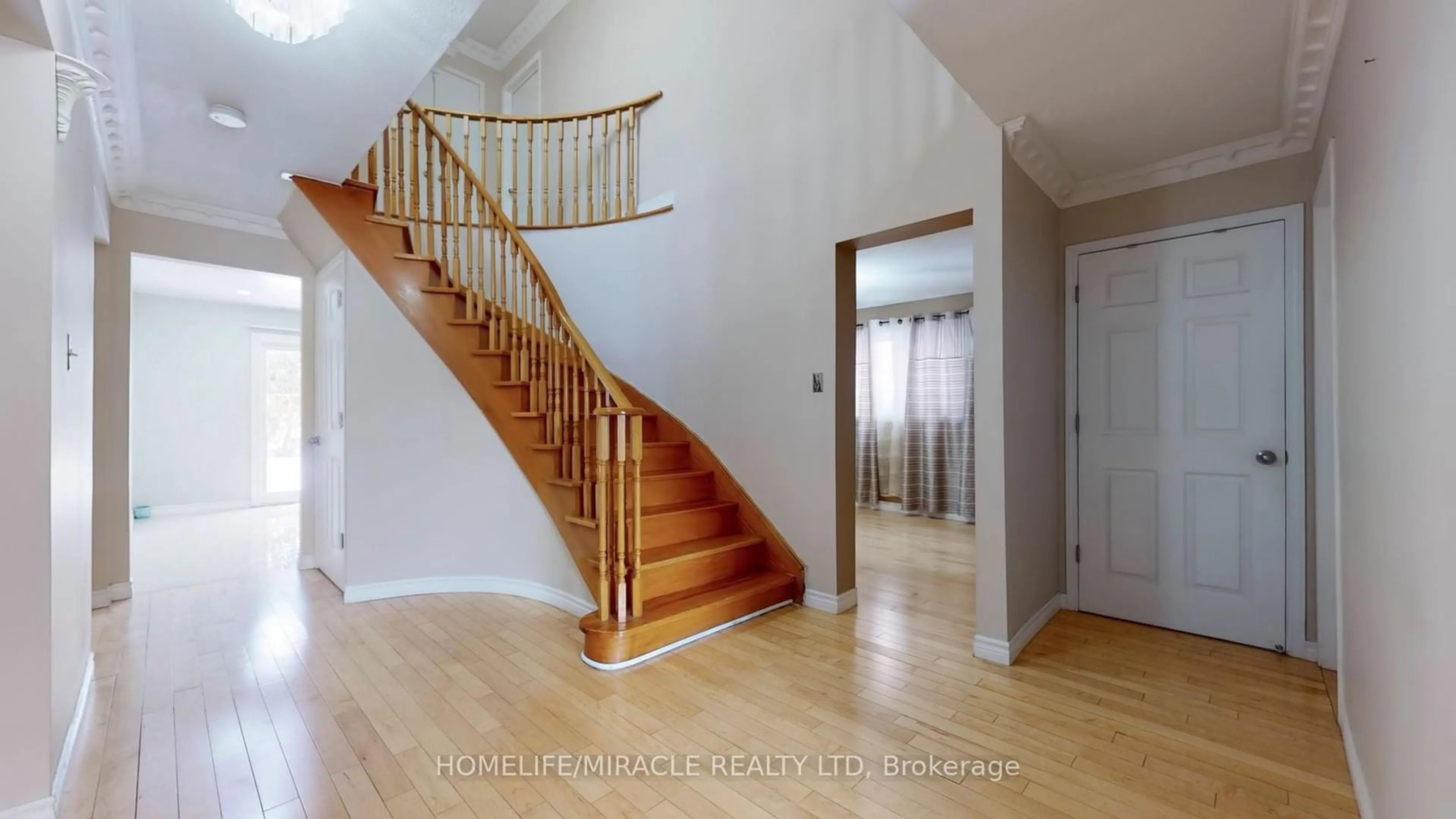 Indoor foyer for 118 Wexford Rd, Brampton Ontario L6Z 2T5