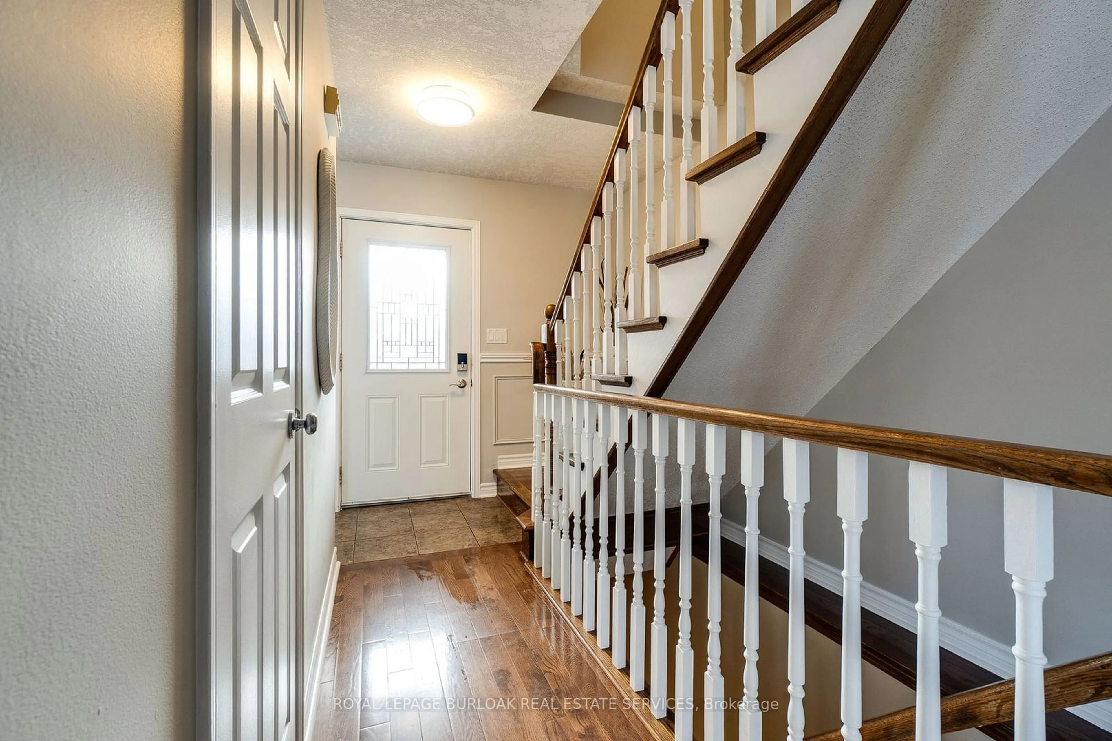 Indoor entryway for 2154 Salma Cres, Burlington Ontario L7M 3S7