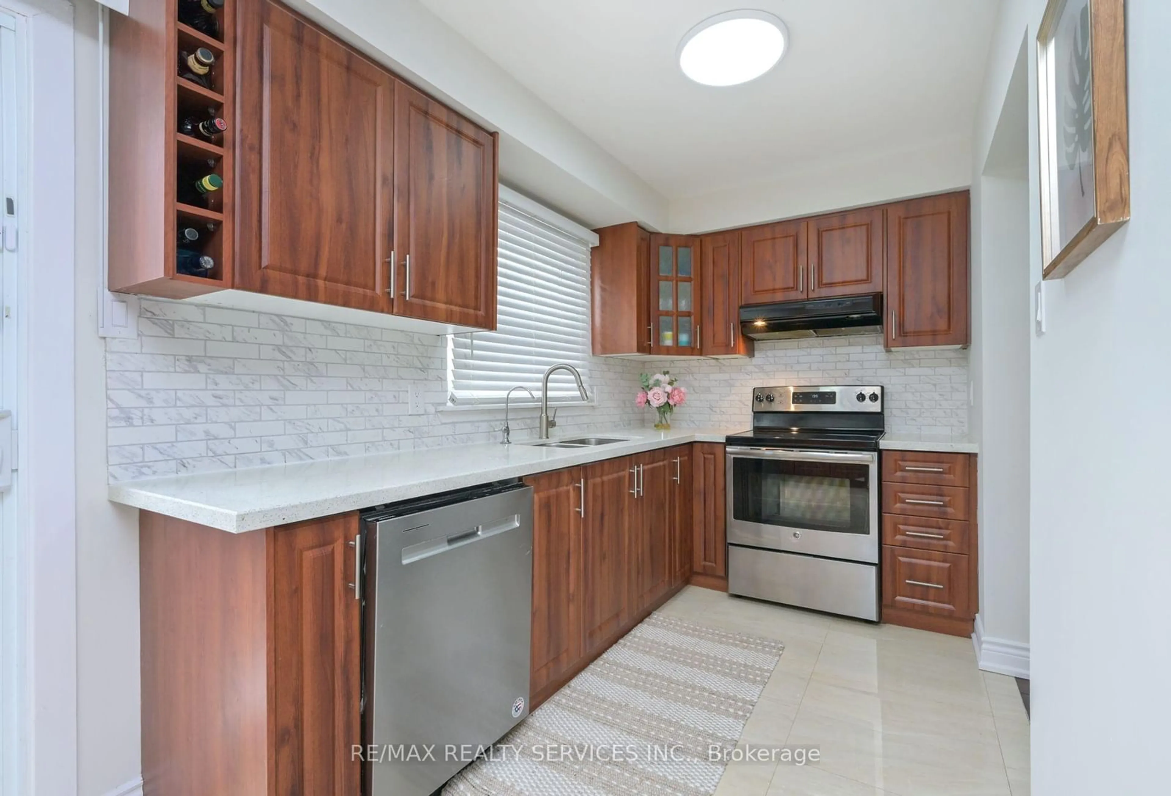 Standard kitchen, ceramic/tile floor for 54 Nancy Mccredie Dr, Brampton Ontario L6X 2N6