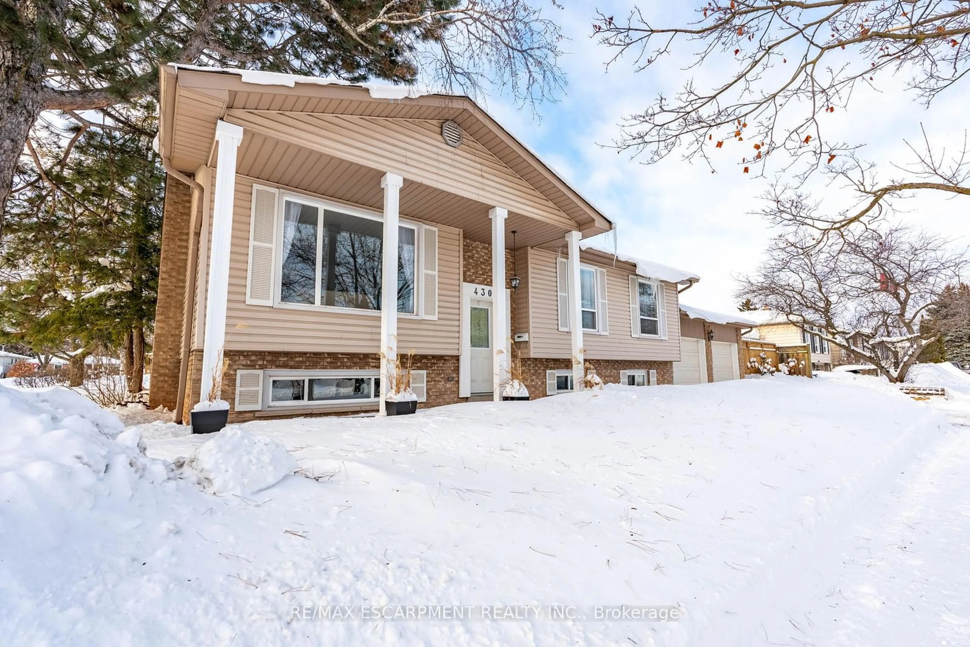 Home with vinyl exterior material, street for 4307 LONGMOOR Dr, Burlington Ontario L7L 5A7