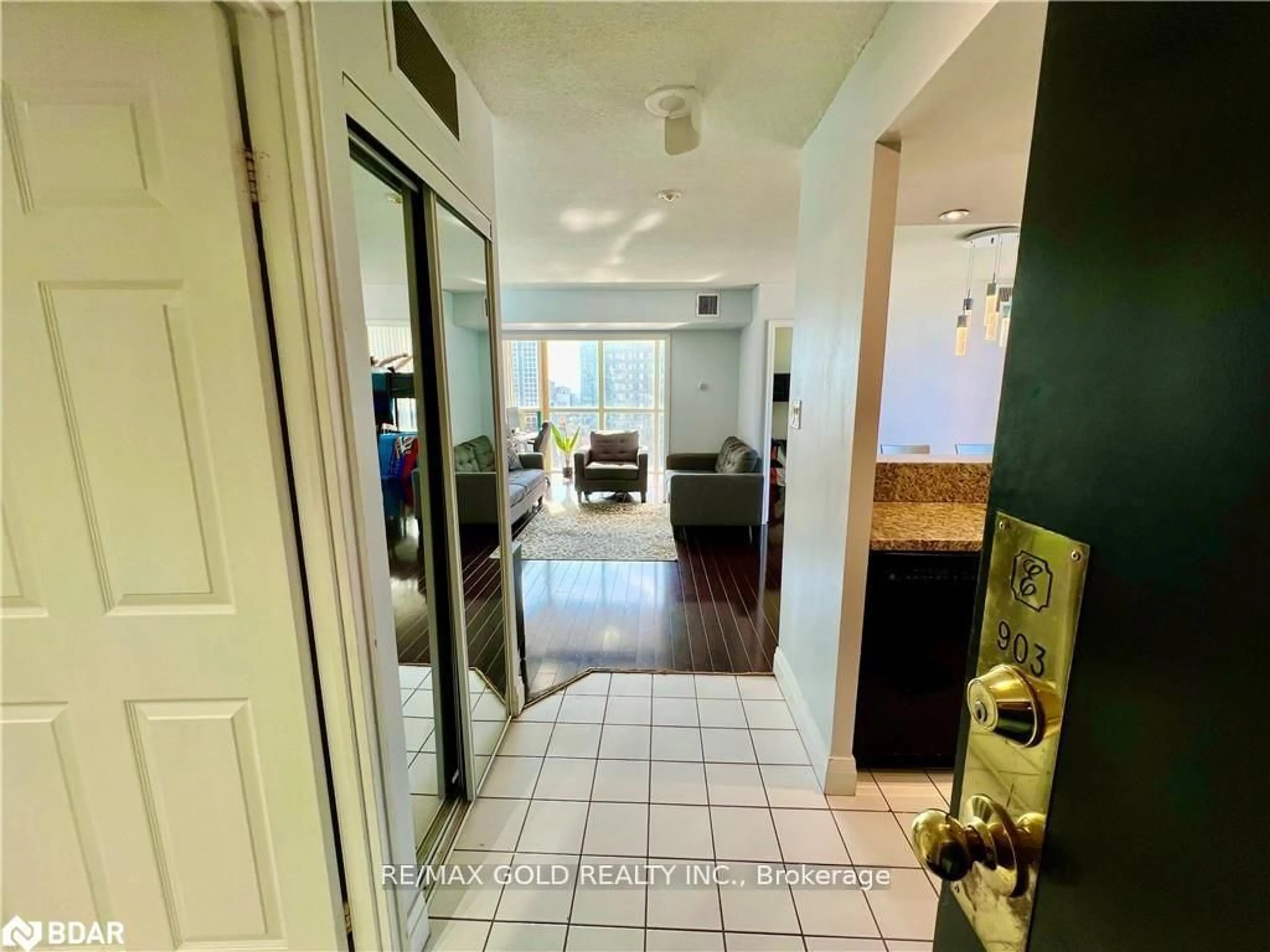 Indoor entryway for 265 Enfield Pl #903, Mississauga Ontario L5B 3Y7