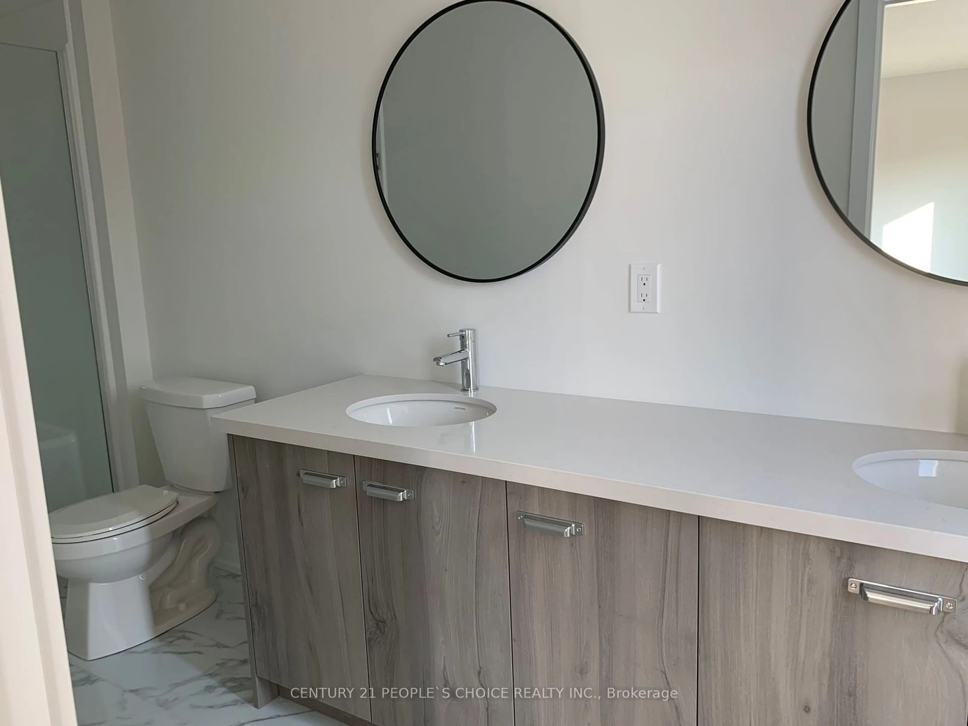 Contemporary bathroom, ceramic/tile floor for 1347 Kobzar Dr, Oakville Ontario L6M 4L8