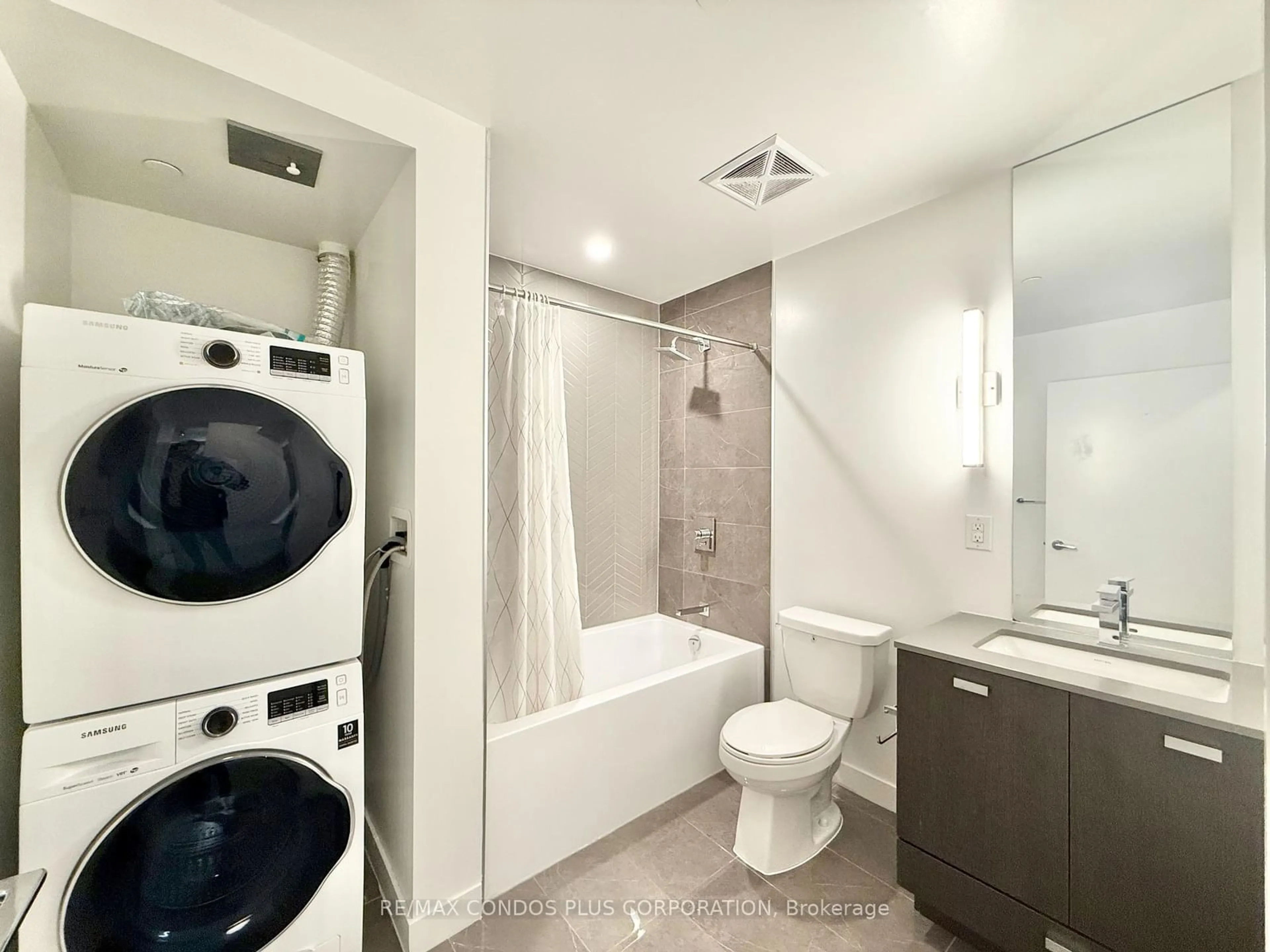 Contemporary bathroom, ceramic/tile floor for 10 De Boers Dr #1214, Toronto Ontario M3N 0L6