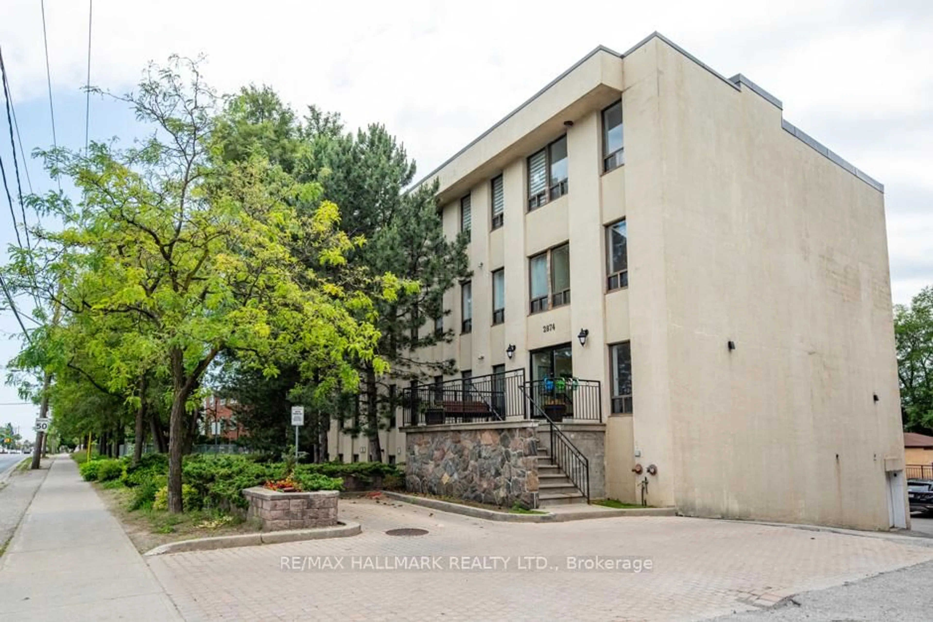 Patio, building for 2874 Keele St #405, Toronto Ontario M3M 3C4