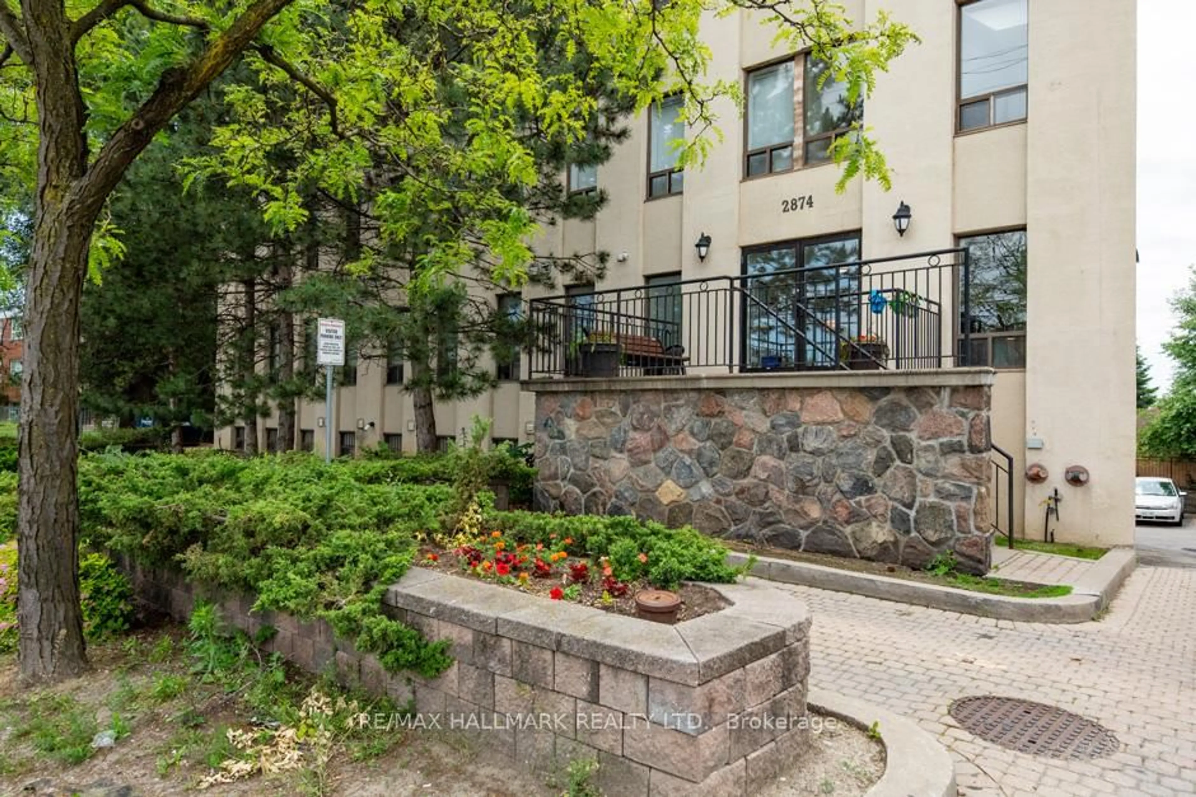 Patio, street for 2874 Keele St #405, Toronto Ontario M3M 3C4