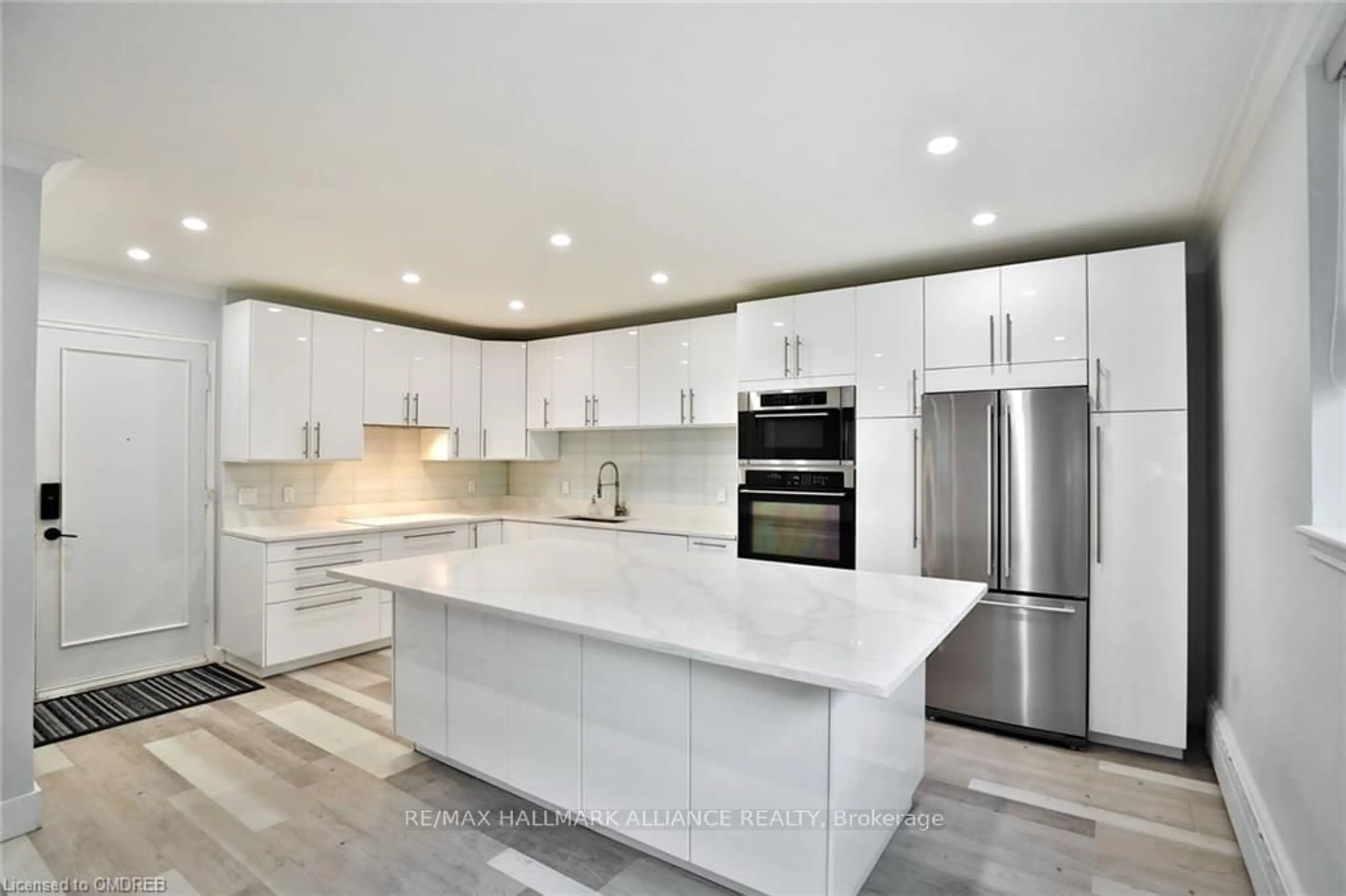 Open concept kitchen, ceramic/tile floor for 2054 Courtland Dr #102, Burlington Ontario L7R 1R8