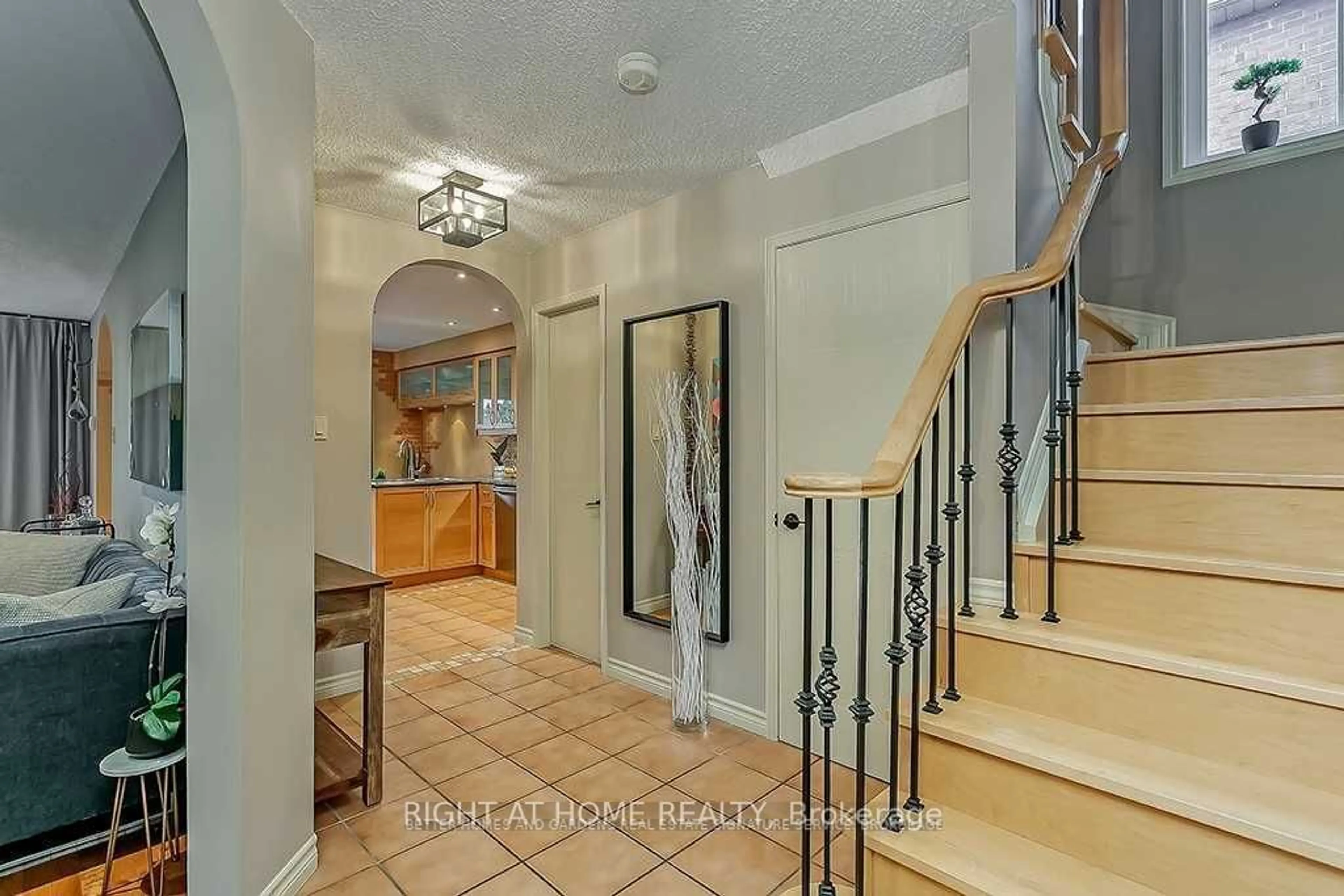 Indoor entryway for 5555 Lockengate Crt, Mississauga Ontario L5R 3M8